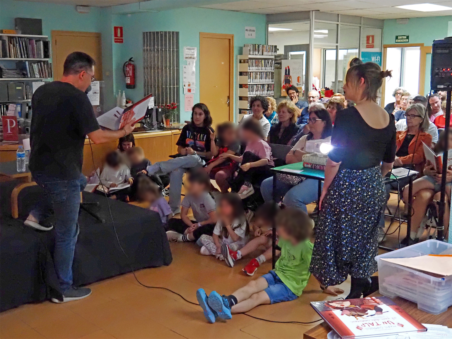 Presentaci&oacute; del llibre 'Un talp al pa&iacute;s dels samurais', amb la il&middot;lustradora surienca Coaner Codina i Mart&iacute; Gironell, a la Biblioteca P&uacute;blica, dins del cicle 'Per Sant Jordi, llibres de casa'.