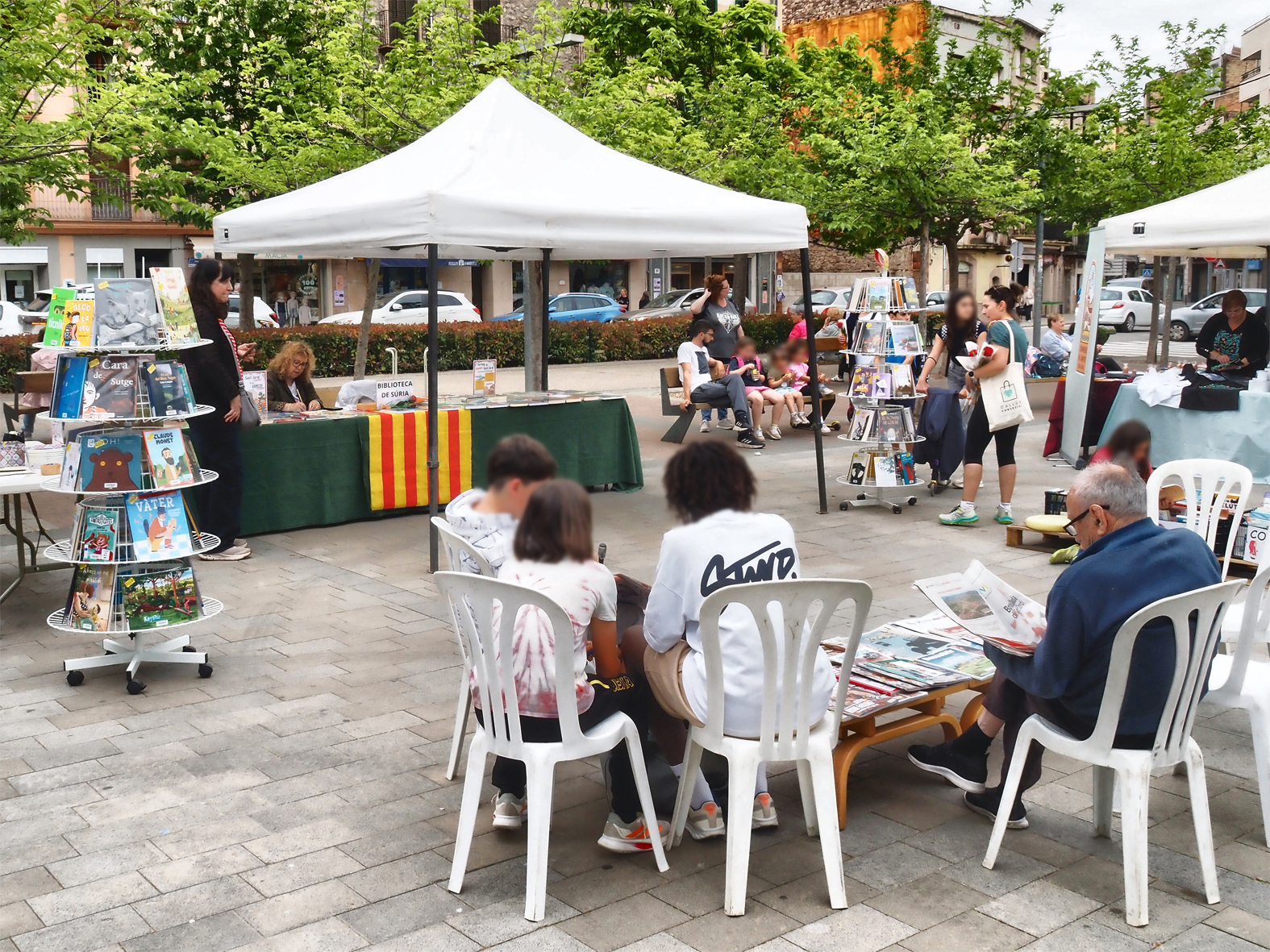 Espai La Biblioteca al Carrer, a la pla&ccedil;a de Sant Joan, durant la diada de Sant Jordi.