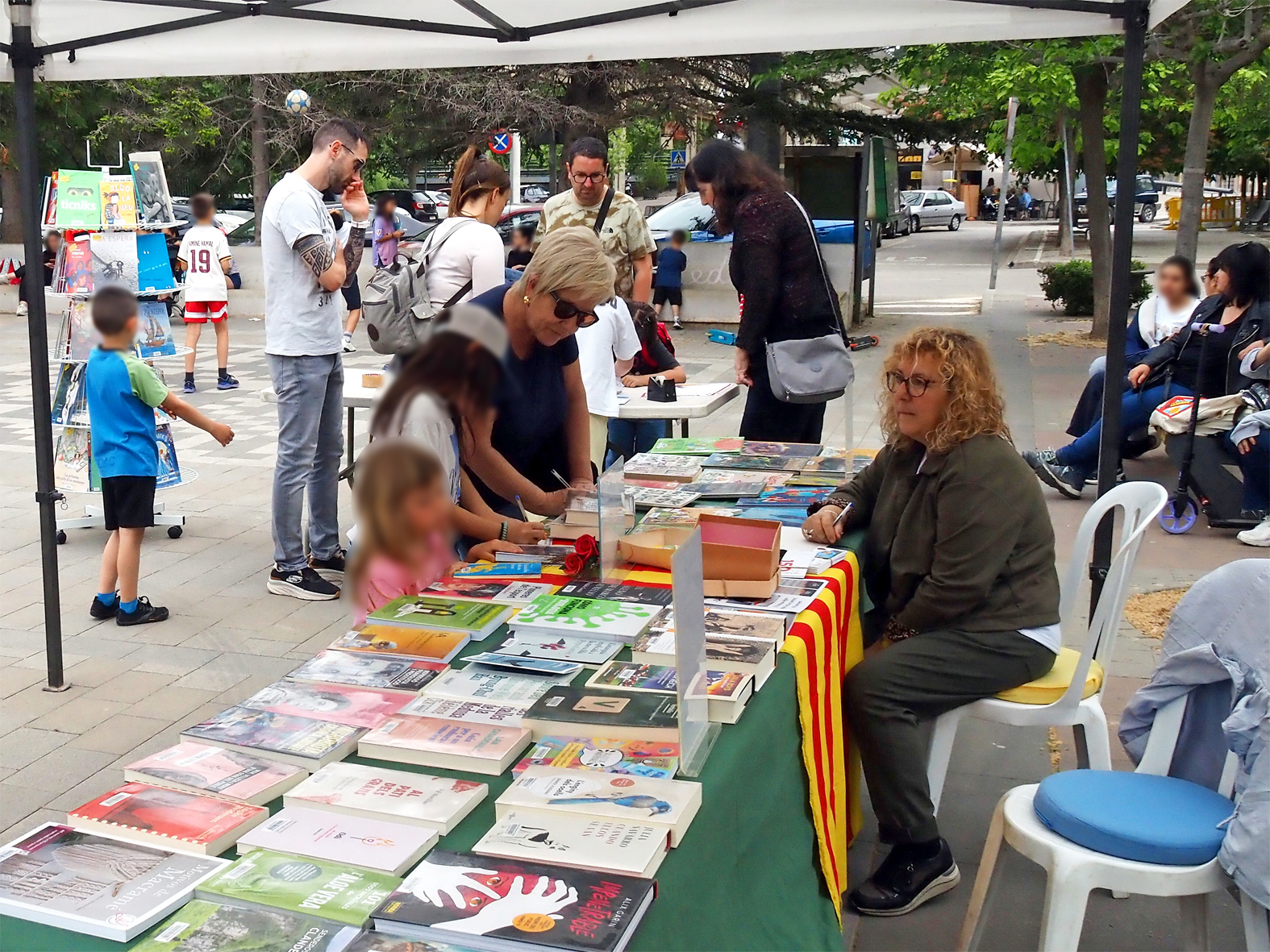 Espai La Biblioteca al Carrer, a la pla&ccedil;a de Sant Joan, durant la diada de Sant Jordi.