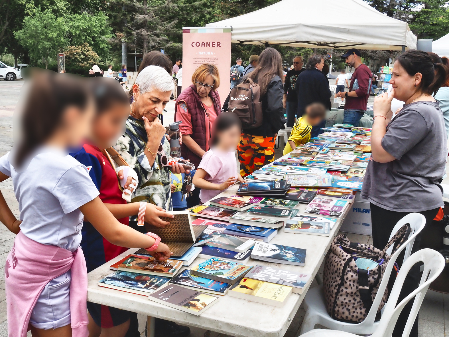 Punt d'intercanvi de llibres de les AFA de les escoles a la pla&ccedil;a de Sant Joan durant la diada de Sant Jordi.