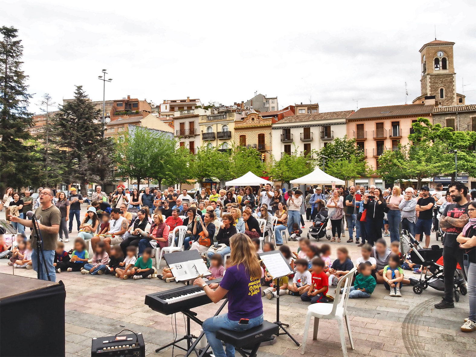 Ambient a la pla&ccedil;a de Sant Joan durant l'actuaci&oacute; de les formacions corals de l'Escola Municipal de M&uacute;sica durant la diada de Sant Jordi.