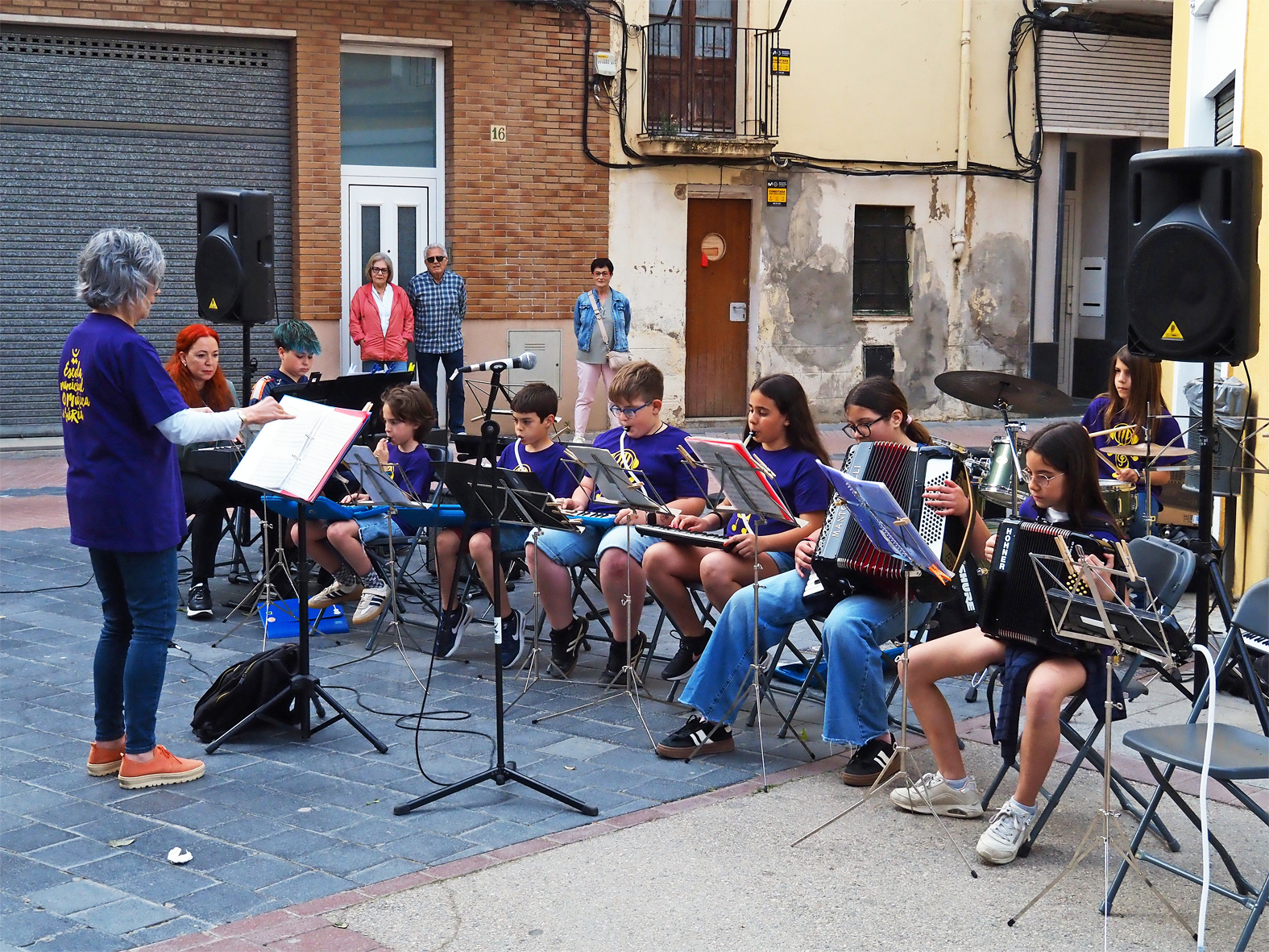 ActuaciÃ³ del grup Inflats i el Combo Infantil de l'Escola Municipal de MÃºsica al carrer MagÃ­ FÃ brega, dins del programa de Sant Jordi a SÃºria.
