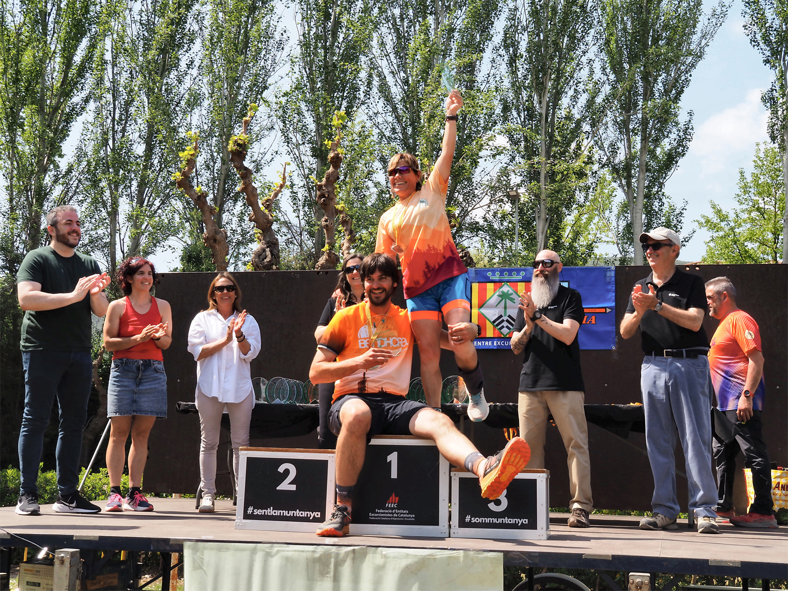 La surienca Paqui Qu&iacute;lez i Sergi Garcia, campions de Catalunya, durant el lliurament de guardons del 4t Campionat de Catalunya de Marxa N&ograve;rdica 'Vila de S&uacute;ria', al costat de l'alcalde Albert Cober&oacute;, les regidores Alba Mart&iacute;nez i Olga Tena.