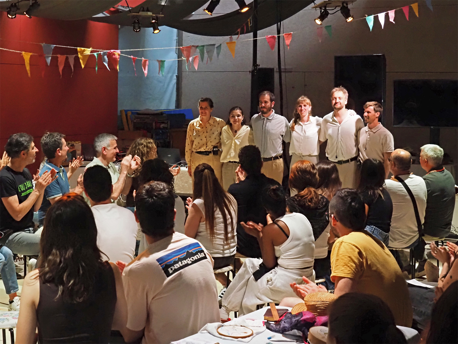 La companyia Mambo Project rep els aplaudiments del p&uacute;blic al final de l'obra de teatre documental immersiu 'Iaia', dins del 9&egrave; Festival d'Espectacles Art en Cicle de S&uacute;ria.