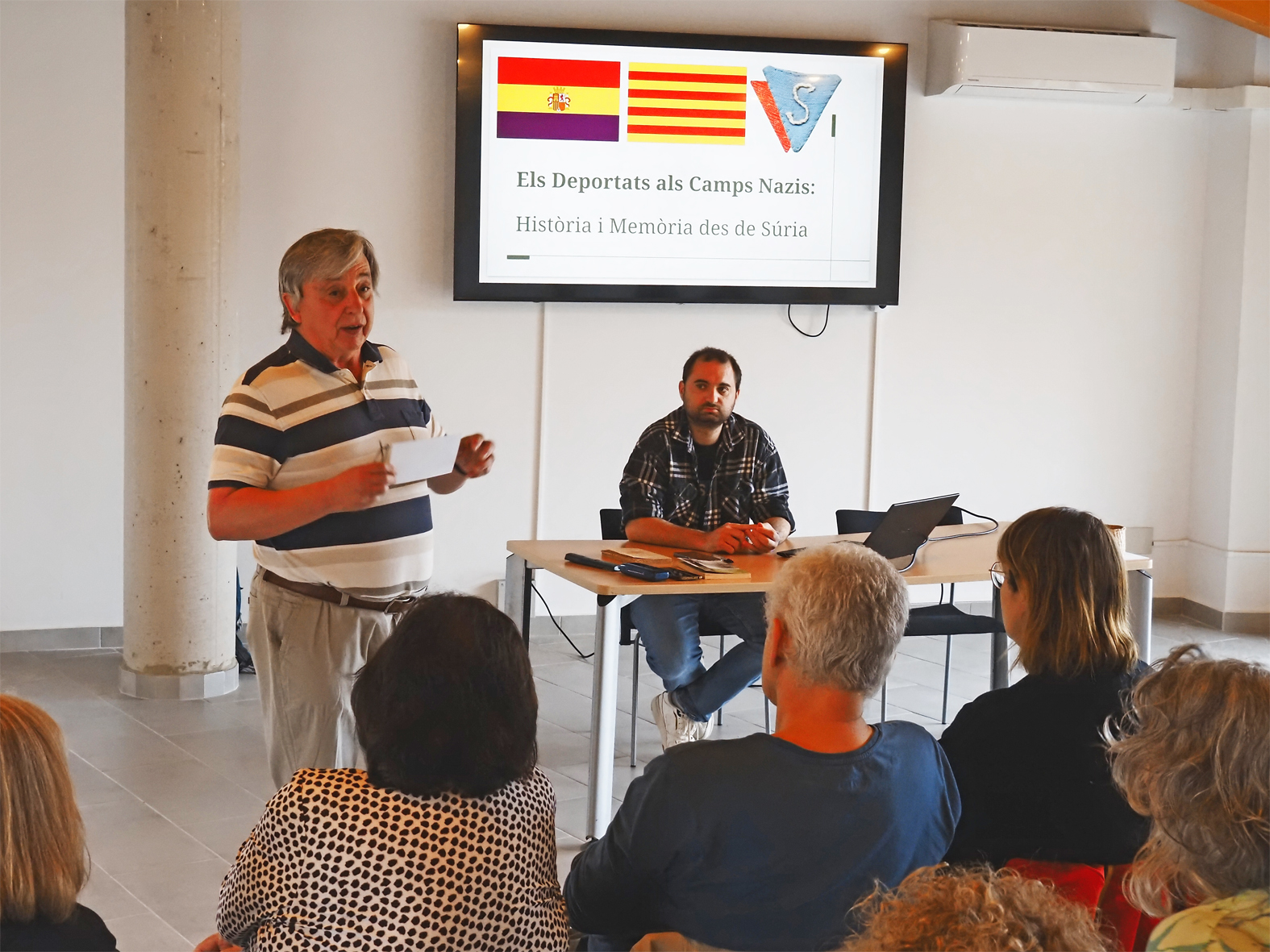 El regidor de Cultura, Albert F&agrave;brega, presenta la xerrada de l'estudi&oacute;s surienc Jordi Alsina, dins de la commemoraci&oacute; del Dia de l'Alliberament dels camps nazis.