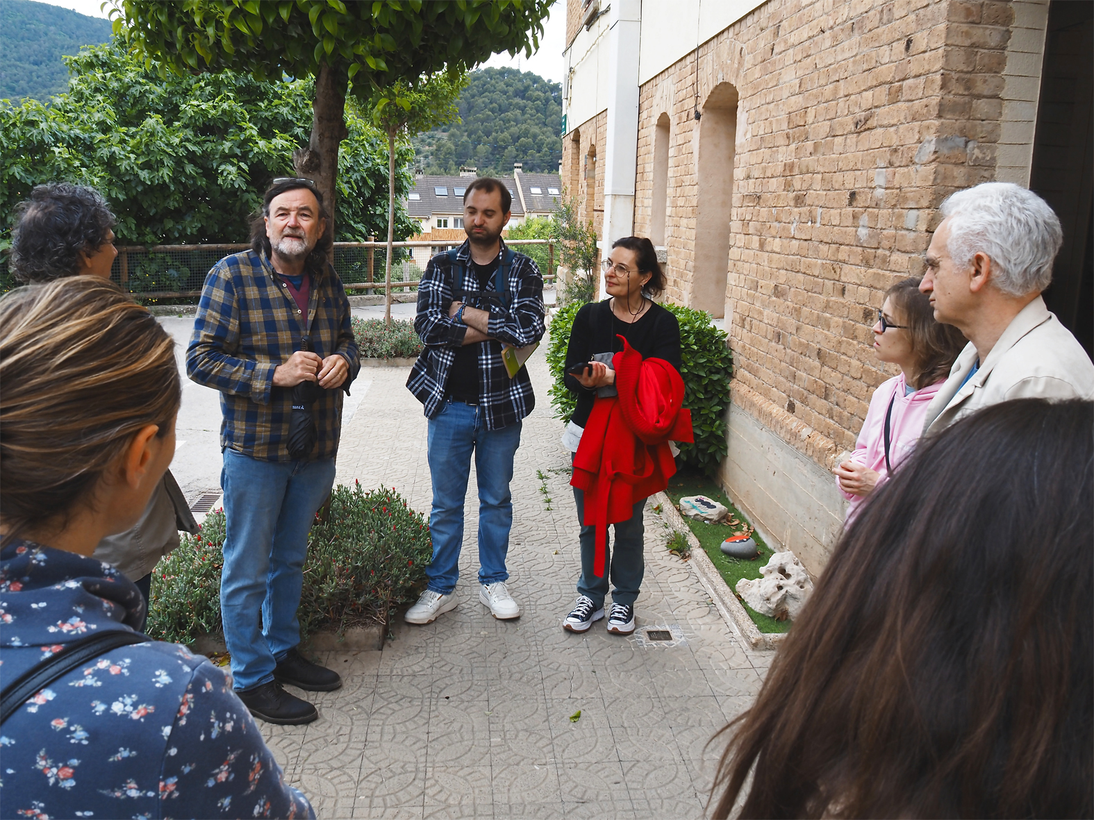Imatge del recorregut pels punts d'ubicaci&oacute; de les plaques Stolpersteine a S&uacute;ria, conduït per l'estudi&oacute;s surienc Jordi Alsina, dins de la commemoraci&oacute; del Dia de l'Alliberament dels camps nazis.