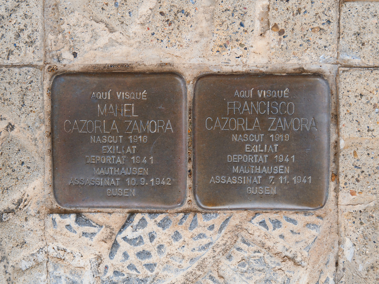 Plaques Stolpersteine al barri de Santa Maria, en record de deportats suriencs.