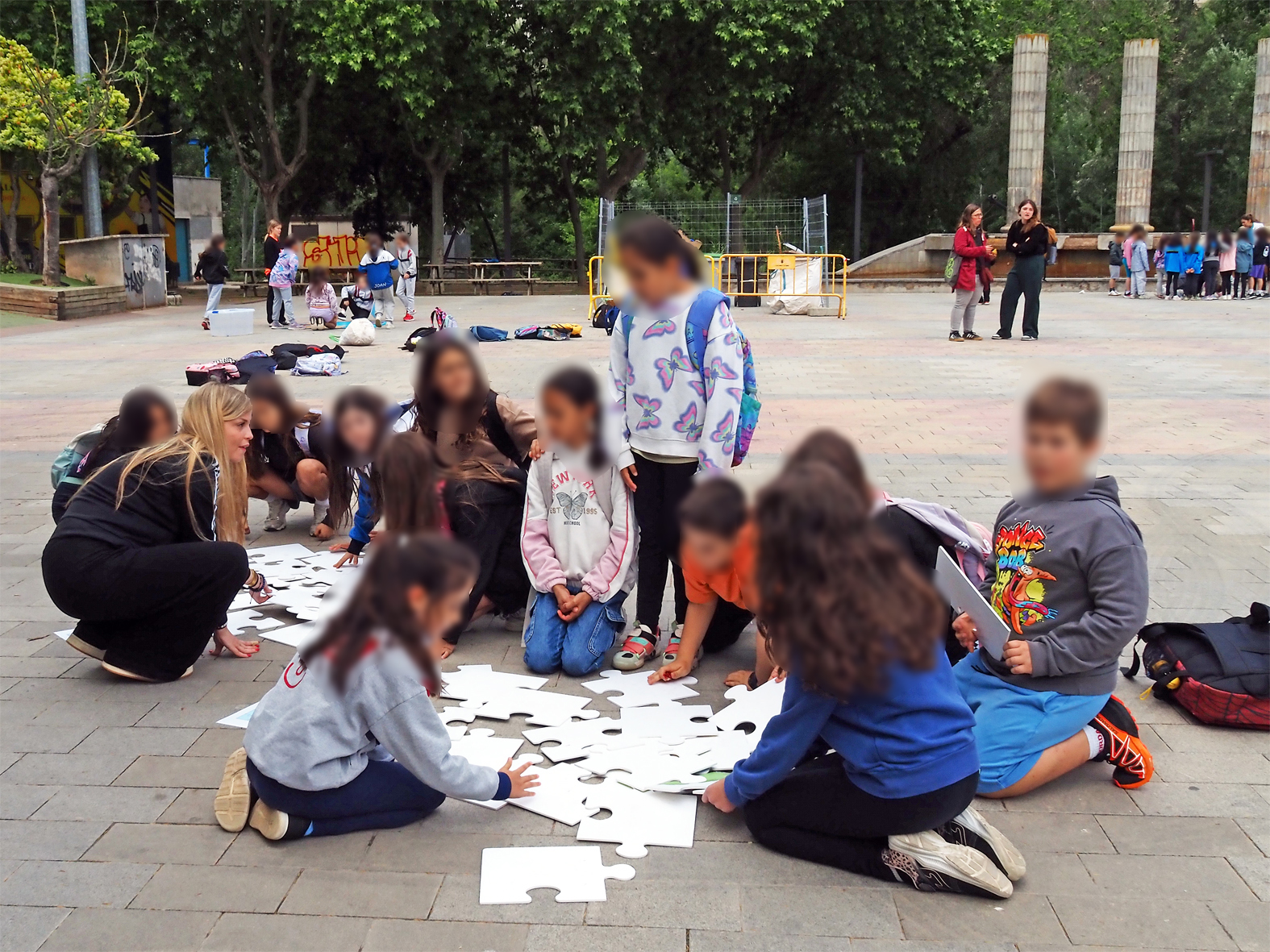 Activitats l&uacute;diques de la primera jornada de la campanya Let's Clean Up Europe amb les Escoles Verdes de S&uacute;ria, a la pla&ccedil;a de Sant Joan.