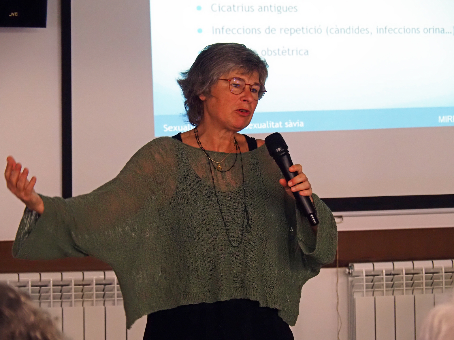 La coneguda divulgadora de la salut del s&ograve;l pelvi&agrave;, Mireia Grossmann, durant la xerrada 'Sexualitat madura, sexualitat s&agrave;via', que va oferir dins de la 5a Escola de Salut de S&uacute;ria.