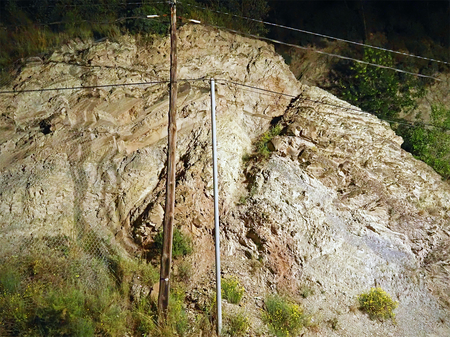 La falla de Migm&oacute;n, amb la l&iacute;nia el&egrave;ctrica pendent de soterrament pel grup Endesa, durant la Ruta Geol&ograve;gica Nocturna de la Setmana dels Geoparcs Europeus.