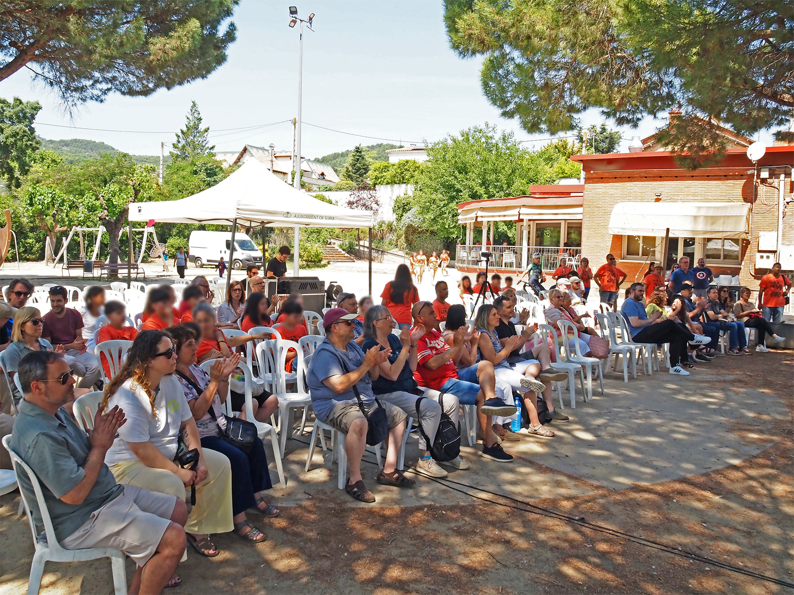 Vista general del p&uacute;blic de la matinal de cloenda del Festival Festeig al Passeig Jazz Band, al Parc Municipal Macary i Viader.