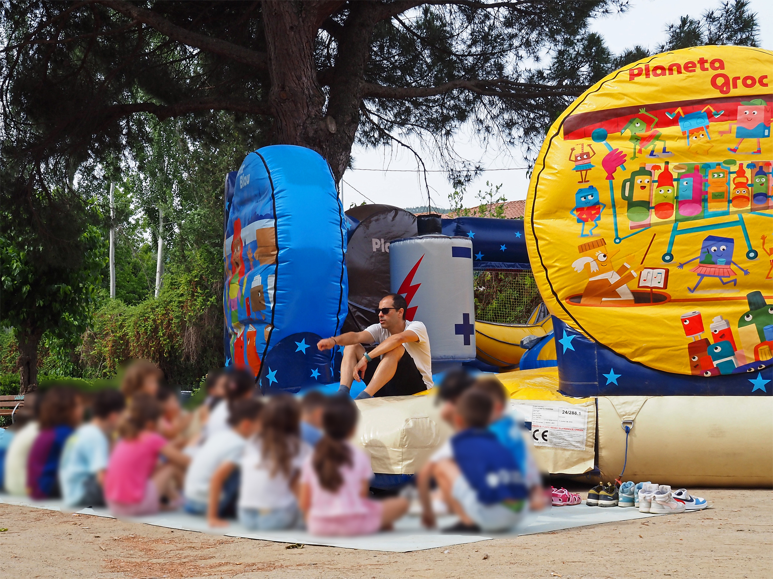 Inflable 'Per reciclar saltant' al Parc Municipal Macary i Viader, dins de la cloenda de les activitats de les Escoles Verdes de S&uacute;ria durant el curs 2025-26.