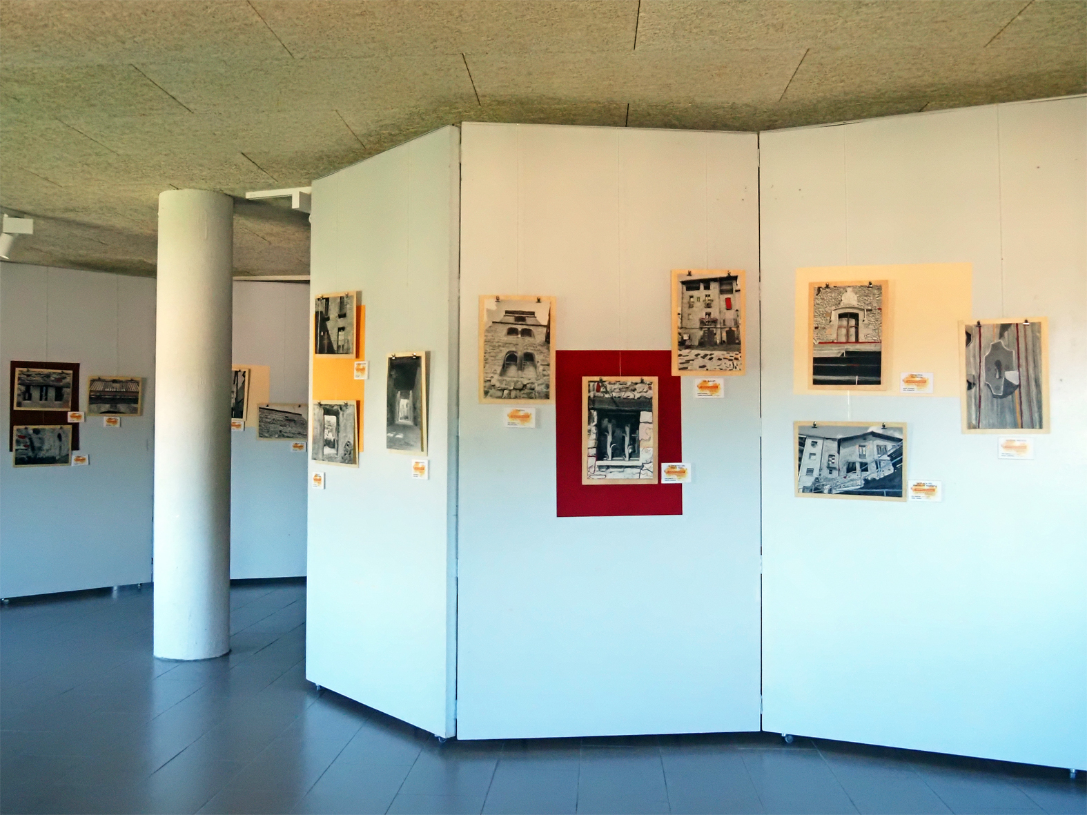 Imatge de l'exposici&oacute; del projecte 'Art i Hist&ograve;ria' a l'edifici d'El Casinet del Poble Vell, amb la participaci&oacute; d'alumnat de l'Institut Mig-M&oacute;n i de les escoles Francesc Maci&agrave;, Salipota i Fedac.