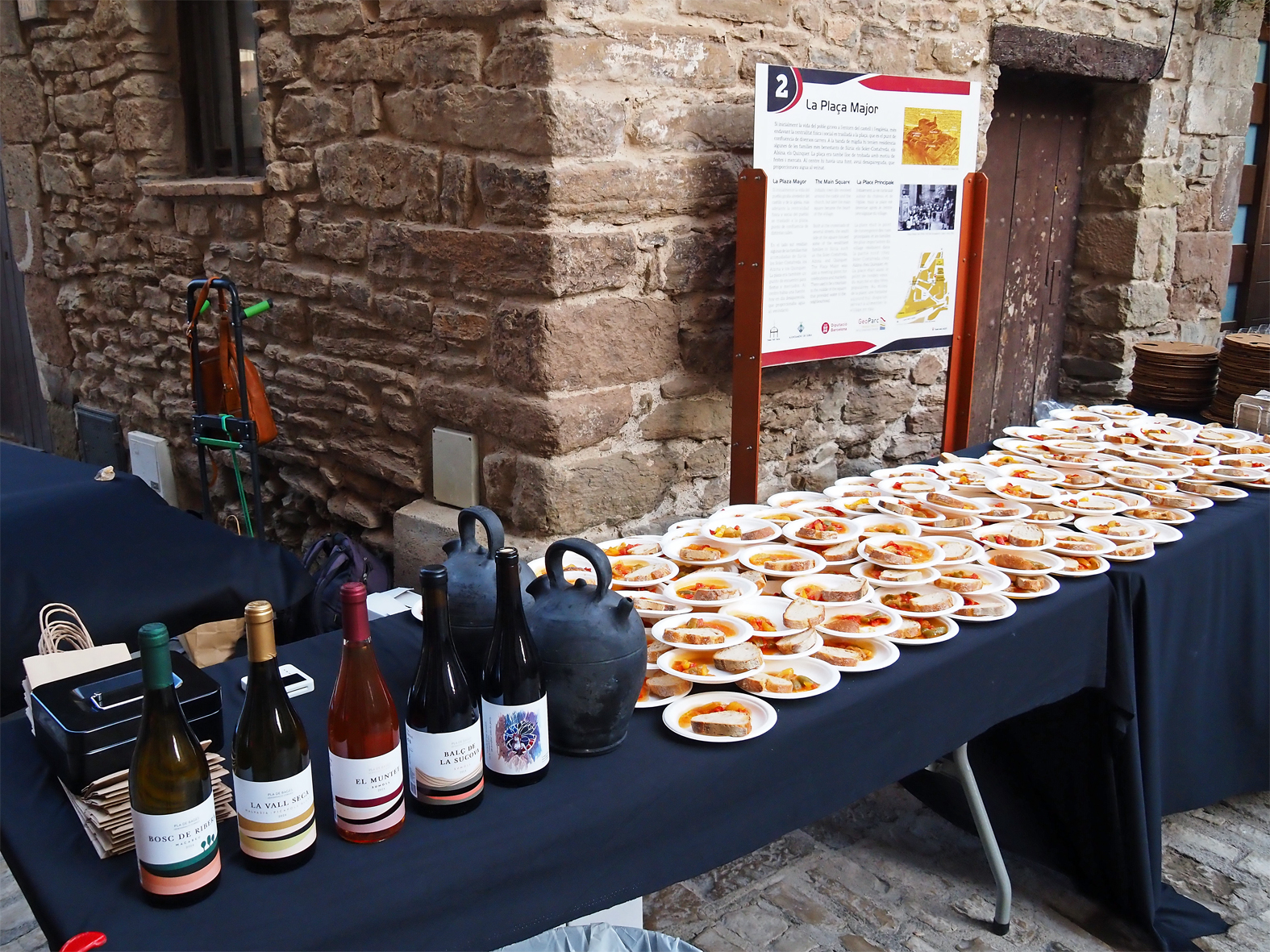 Productes de proximitat del tast al final de l'&ograve;pera 'Il combattimento di Tancredi e Florinda' a la pla&ccedil;a Major del Poble Vell, dins del 9&egrave; Festival Espurnes Barroques.