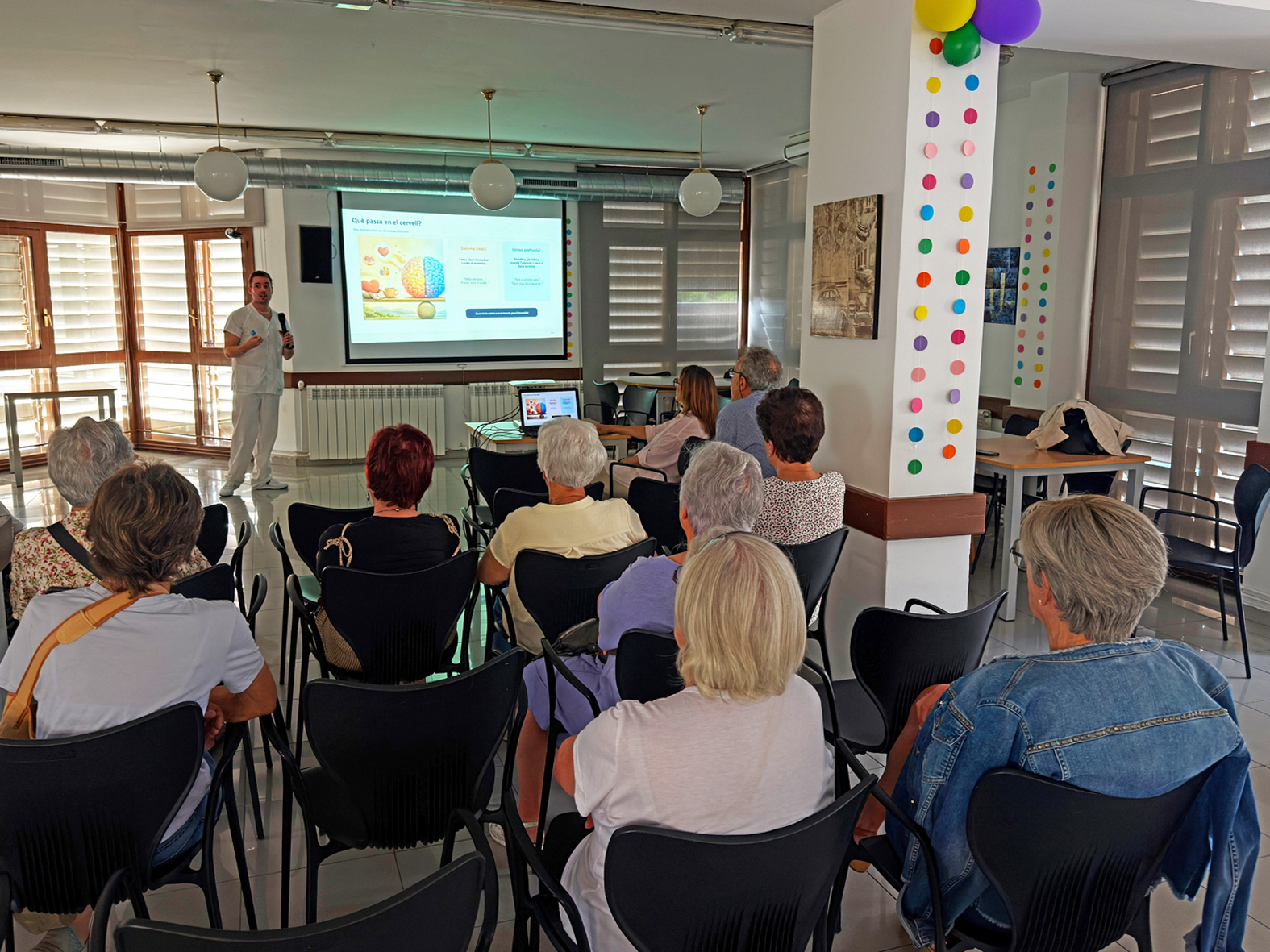 Xerrada sobre la procrastinaci&oacute; a les instal&middot;lacions de L'Esplai, dins de les darreres activitats de la 5a Escola de Salut de S&uacute;ria.