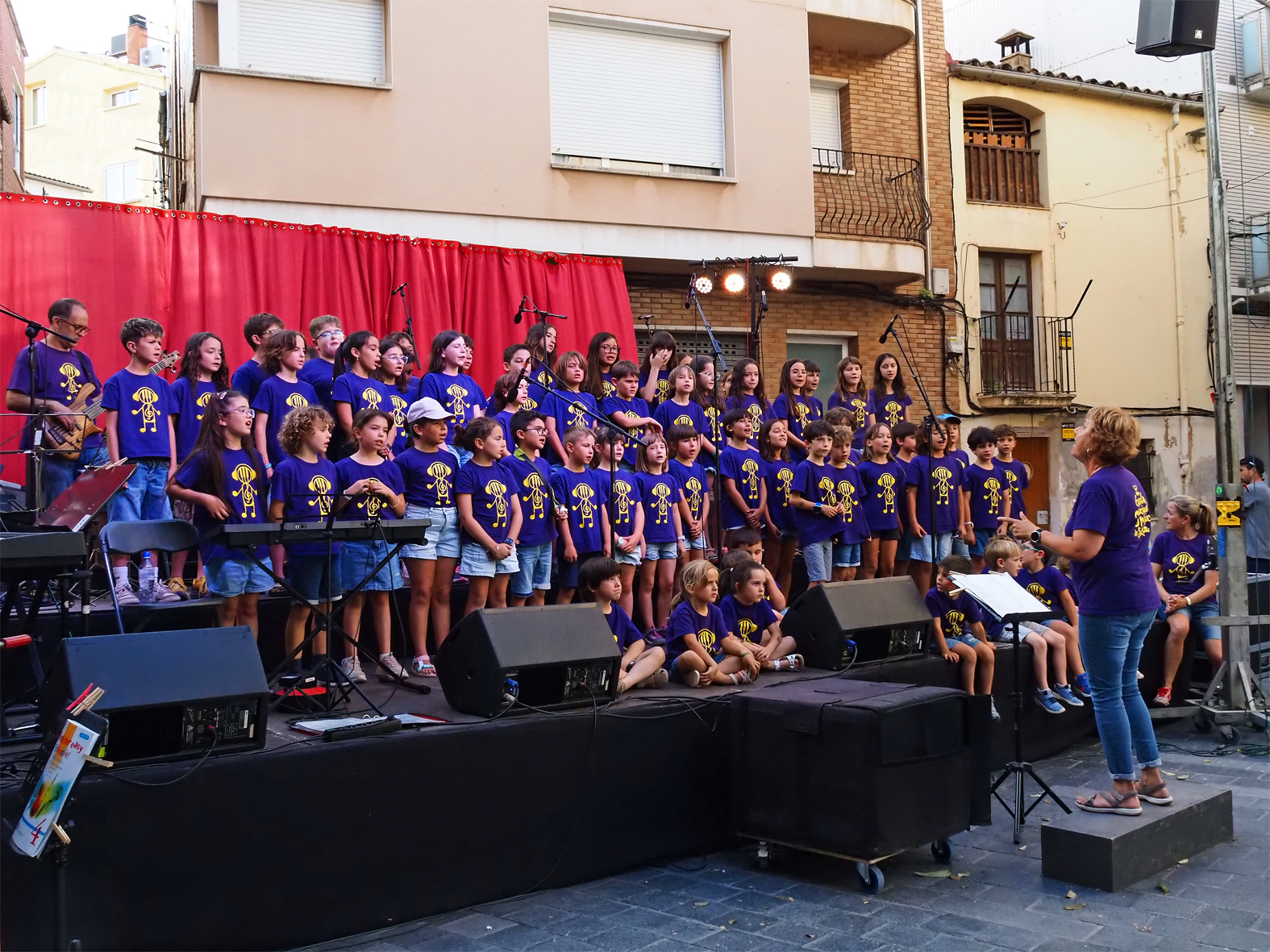 Imatge del Concert d'Estiu de l'Escola Municipal de M&uacute;sica, al carrer Mag&iacute; F&agrave;brega.