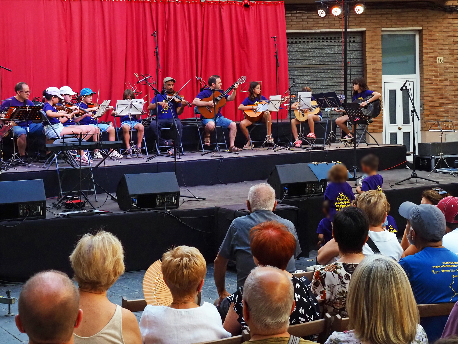 Imatge del Concert d'Estiu de l'Escola Municipal de M&uacute;sica, al carrer Mag&iacute; F&agrave;brega.