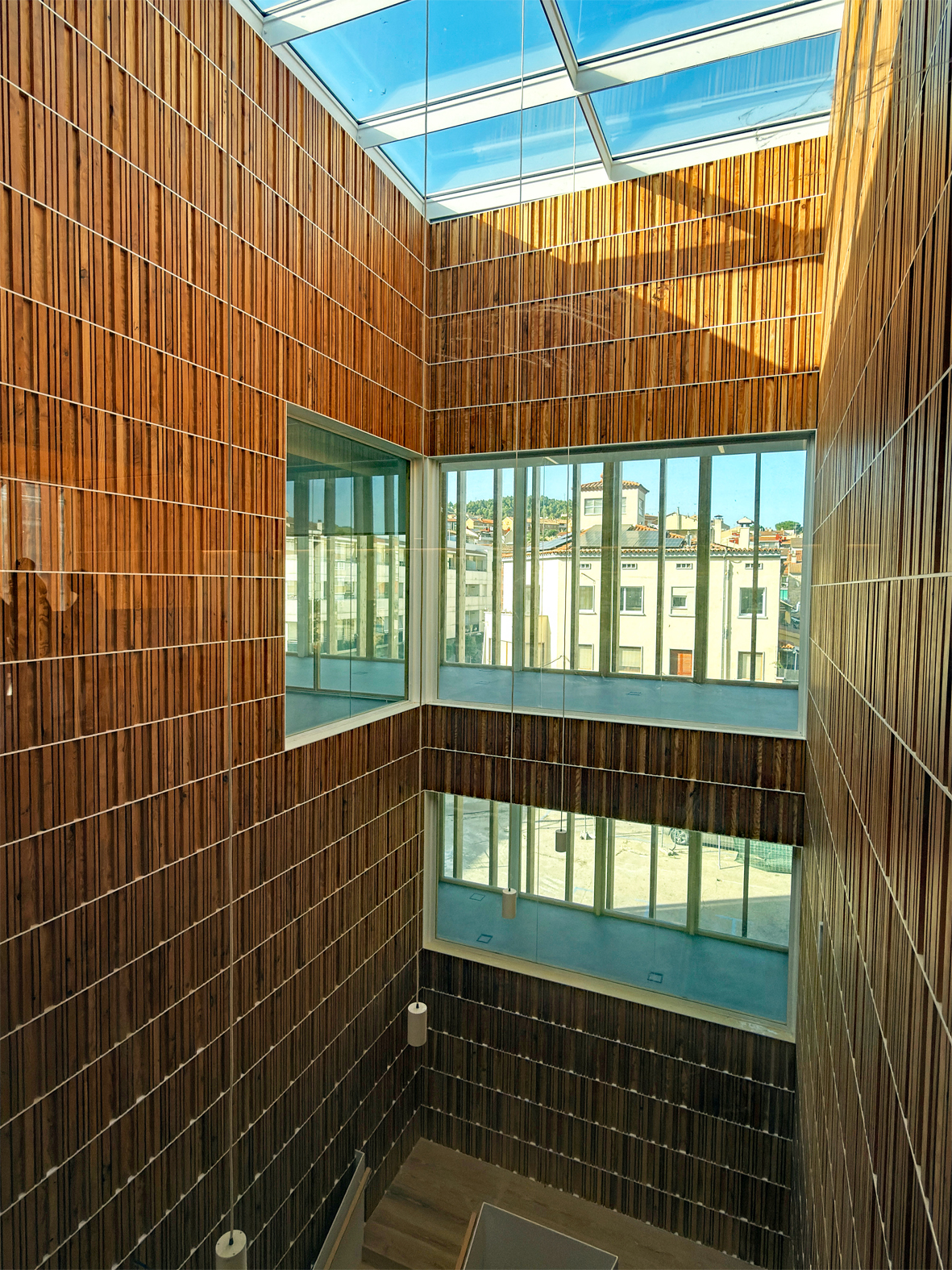 Escala i celobert tancat de la nova Biblioteca Centre Cultural de S&uacute;ria, durant les visites guiades a l'edifici.
