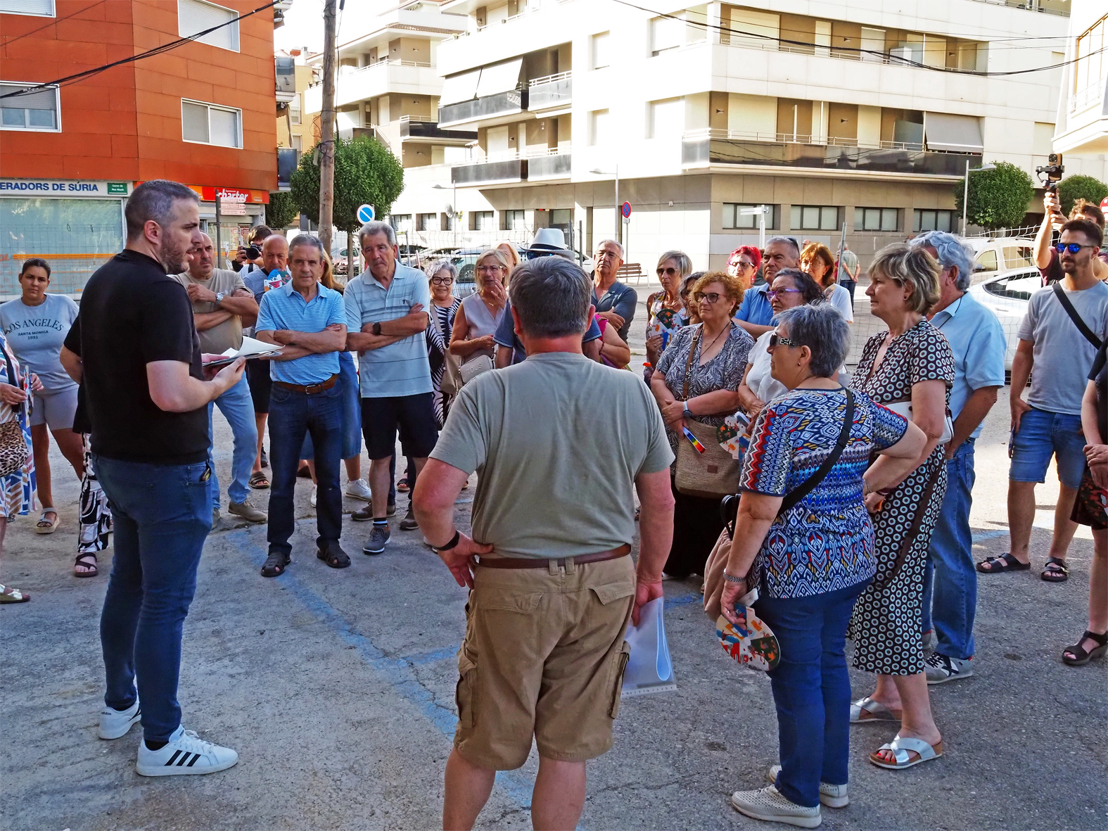 L'alcalde Albert Cober&oacute; parla durant una de les visites guiades a l'edifici de la nova Biblioteca-Centre Cultural de S&uacute;ria.