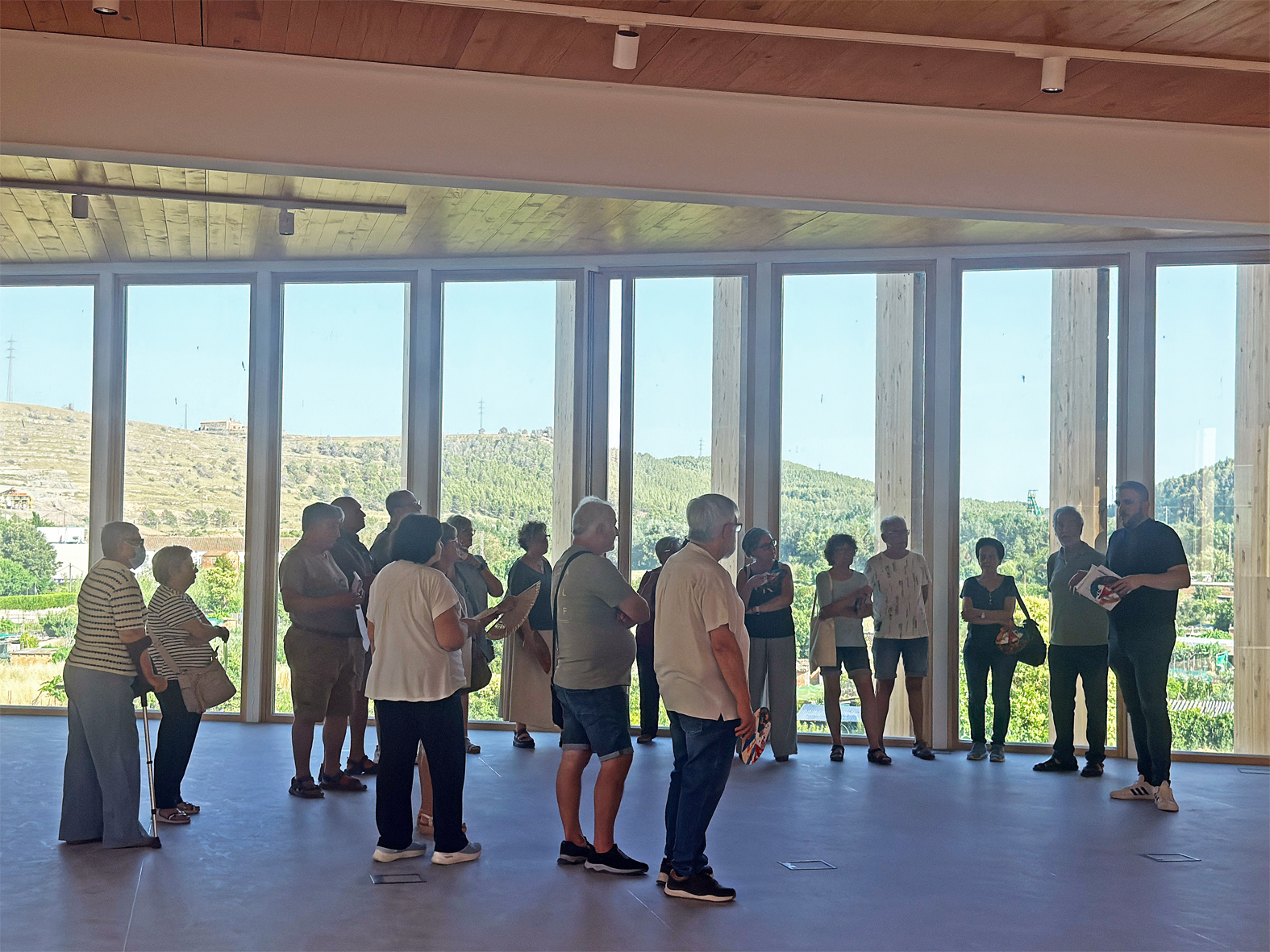 L'alcalde Albert Cober&oacute; parla durant una de les visites guiades a l'edifici de la nova Biblioteca-Centre Cultural de S&uacute;ria.
