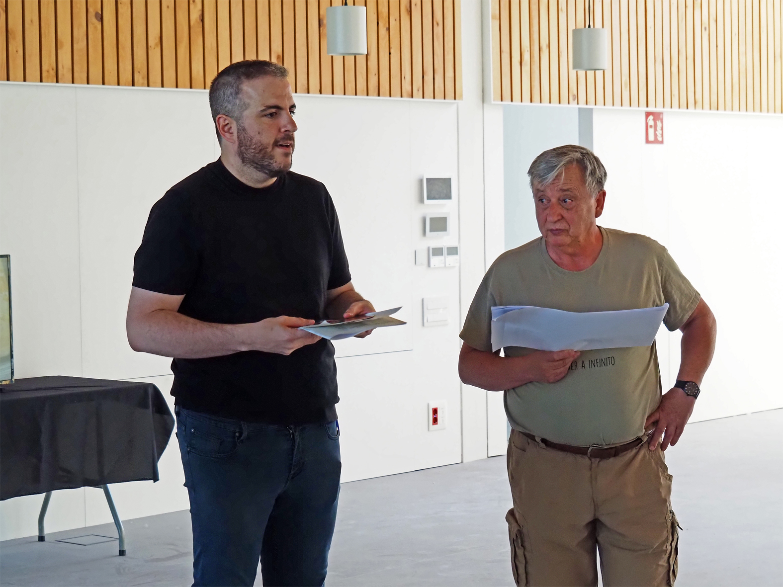 L'alcalde Albert Cober&oacute; i el regidor de Cultura, Albert F&agrave;brega, durant una de les visites guiades a l'edifici de la nova Biblioteca-Centre Cultural de S&uacute;ria.