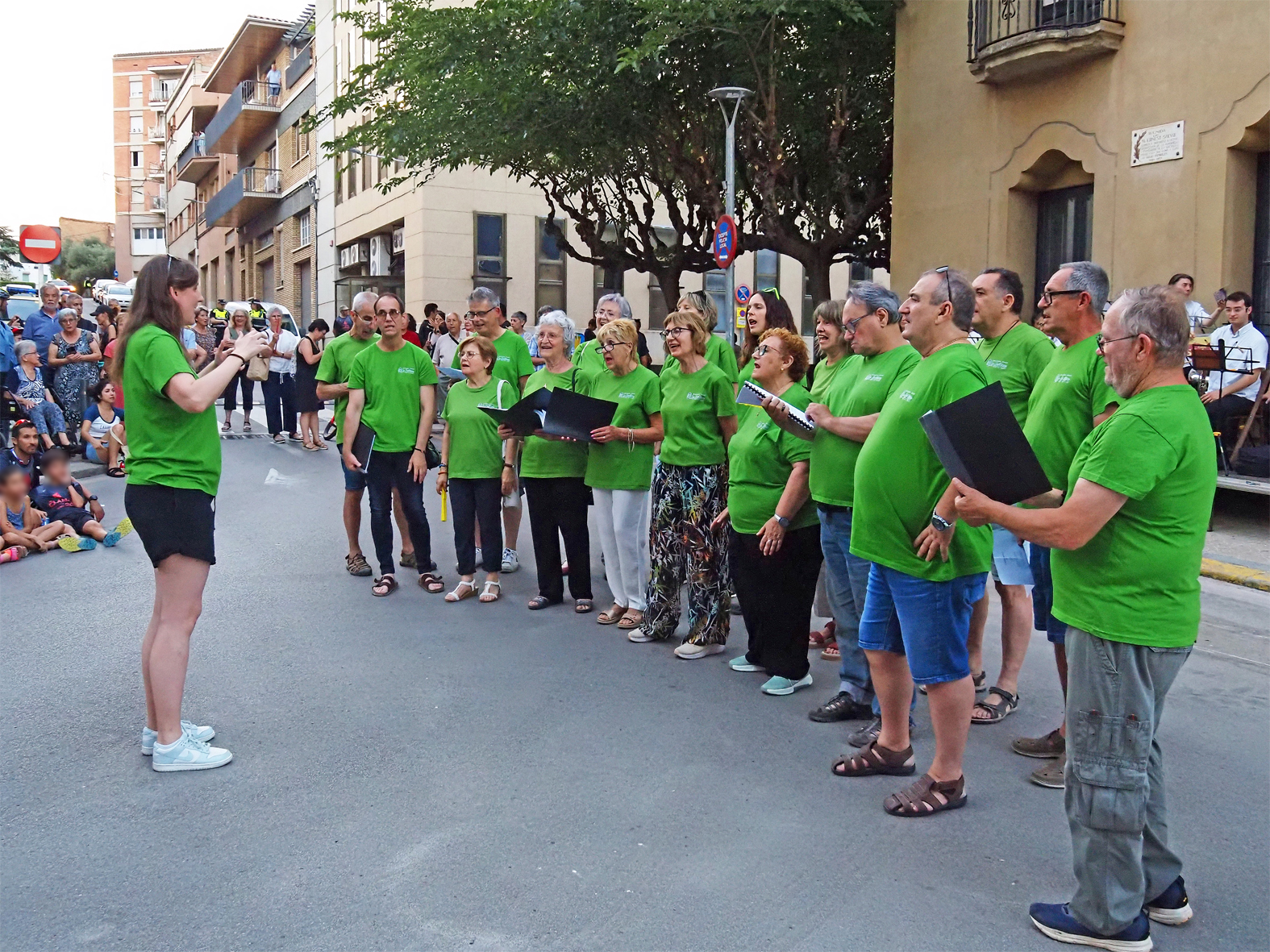 Actuaci&oacute; de la Societat Coral La Llanterna durant la celebraci&oacute; de la Nit de Sant Joan a S&uacute;ria.