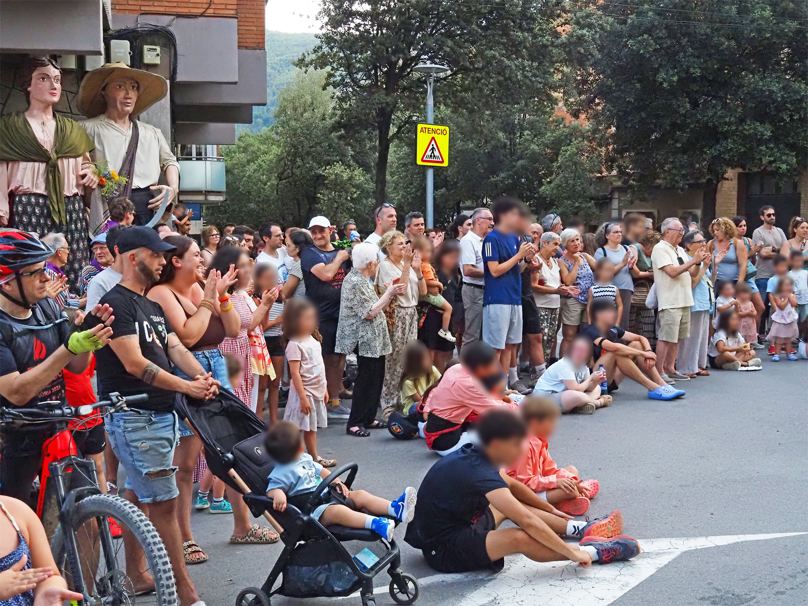 Aplaudiments de les persones assistents a la celebraci&oacute; de la Nit de Sant Joan a S&uacute;ria.