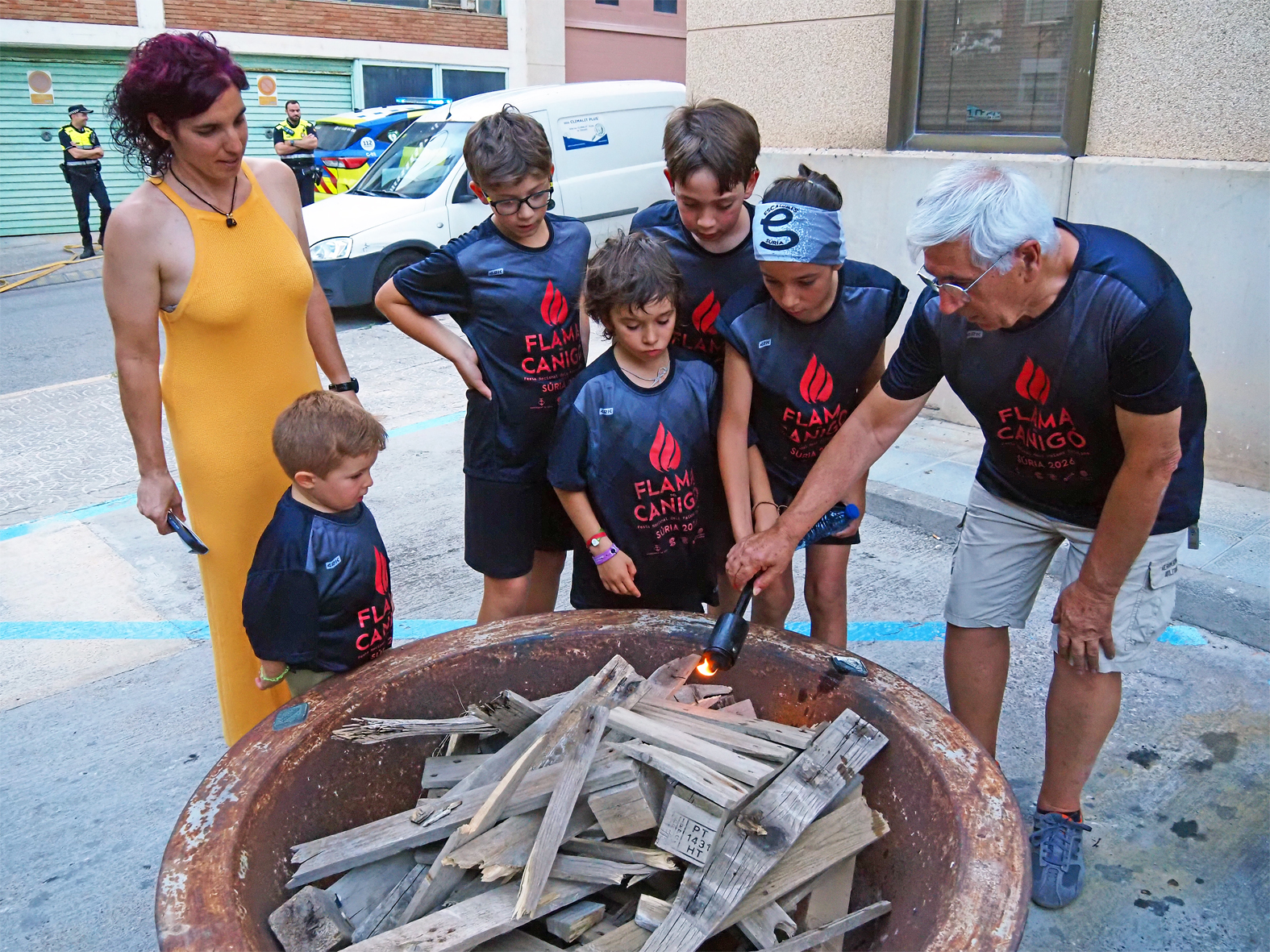 Rossend Closa (Trabucaires del Tro Gros) enc&eacute;n la Foguera de Sant Joan, al costat de la regidora de Festes, Alba Mart&iacute;nez i de portadors de la Flama del Canig&oacute;, durant la celebraci&oacute; de la Nit de Sant Joan a S&uacute;ria.