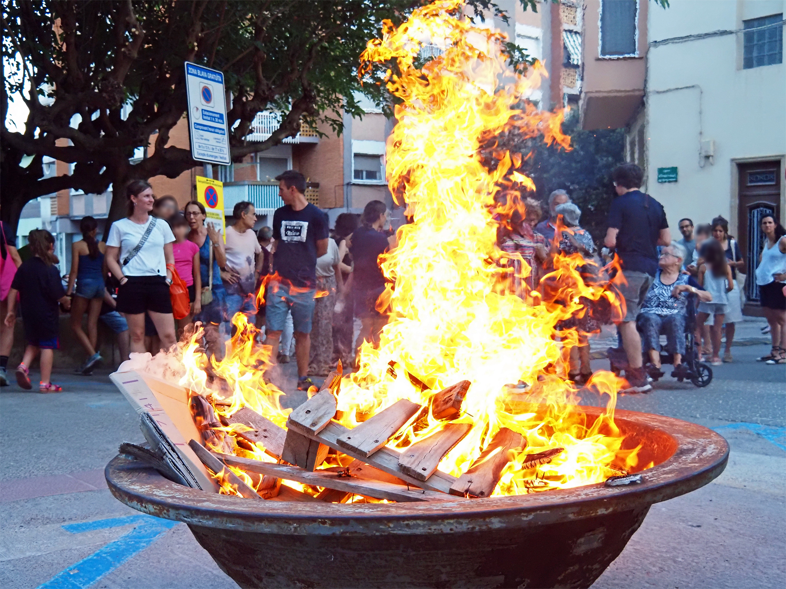 La Foguera de Sant Joan, durant la celebraci&oacute; de la Nit de Sant Joan a S&uacute;ria.