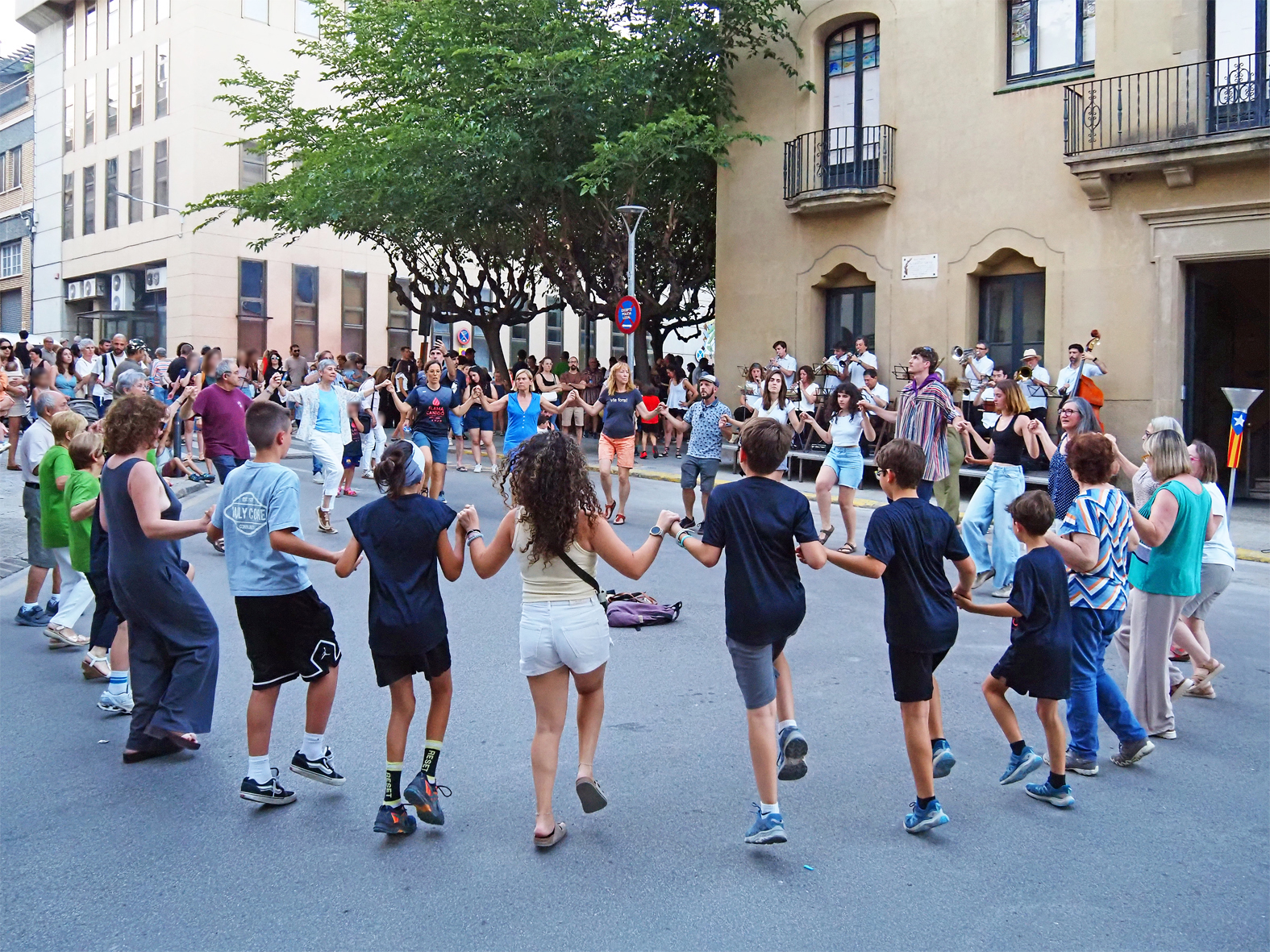 Ballada de sardanes durant la celebraci&oacute; de la Nit de Sant Joan a S&uacute;ria.