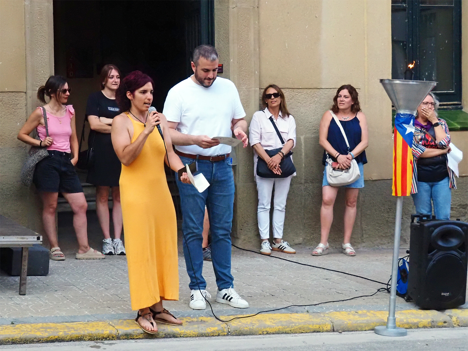 La regidora de Festes, Alba Mart&iacute;nez, parla al costat de l'alcalde Albert Cober&oacute; i altres membres de la Corporaci&oacute; Municipal, durant la celebraci&oacute; de la Nit de Sant Joan a S&uacute;ria.