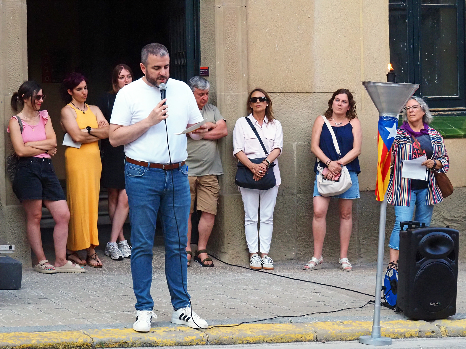 L'alcalde Albert Cober&oacute; llegeix el manifest de la Flama del Canig&oacute;, al costat d'altres membres de la Corporaci&oacute; Municipal, durant la celebraci&oacute; de la Nit de Sant Joan a S&uacute;ria.