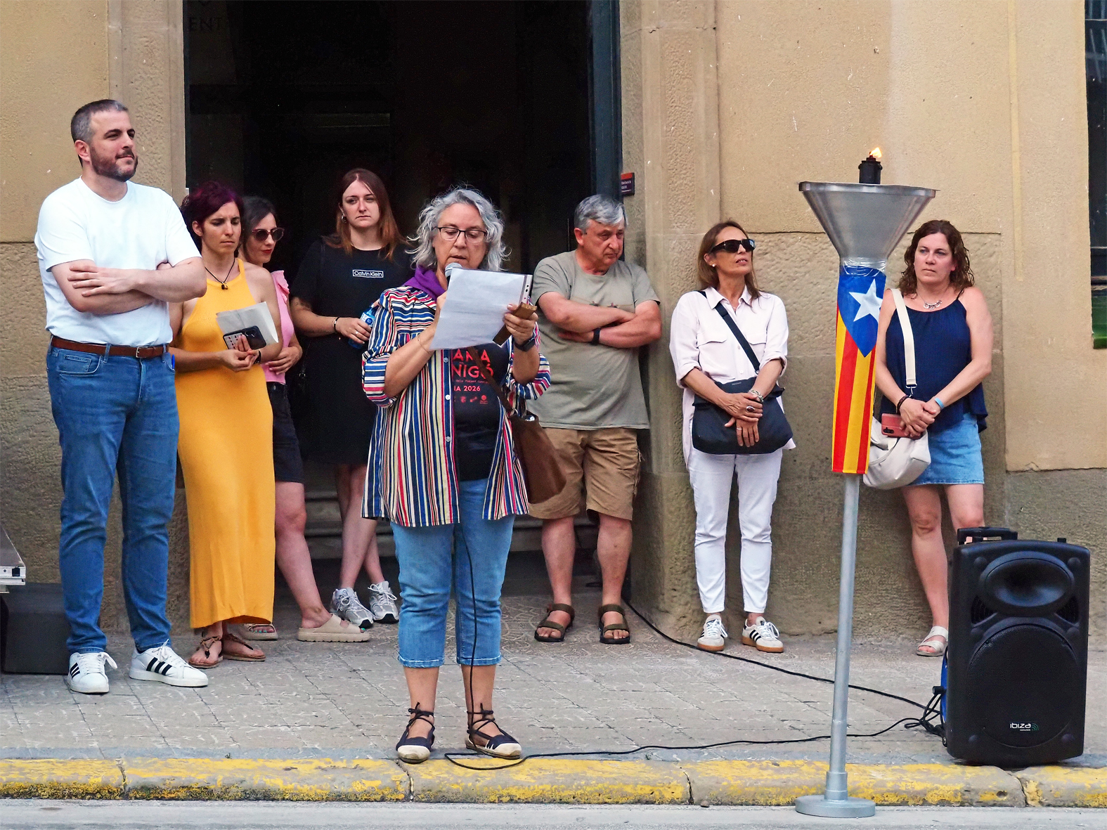 La regidora i representant dels Geganters del Gorg de l'Olla, Elsa Fenoy, parla al costat de l'alcalde Albert Cober&oacute; i altres membres de la Corporaci&oacute; Municipal, durant la celebraci&oacute; de la Nit de Sant Joan a S&uacute;ria.