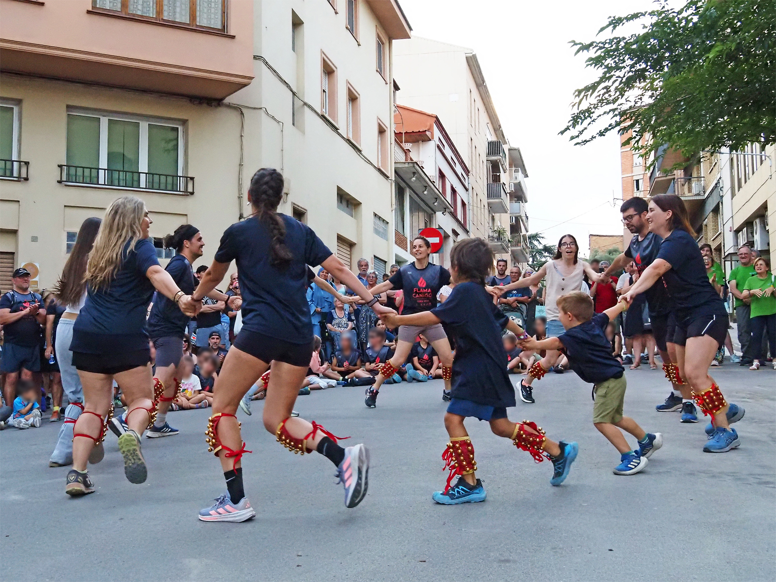 Ball de Cascavells a c&agrave;rrec dels Trabucaires del Tro Gros durant la celebraci&oacute; de la Nit de Sant Joan a S&uacute;ria.