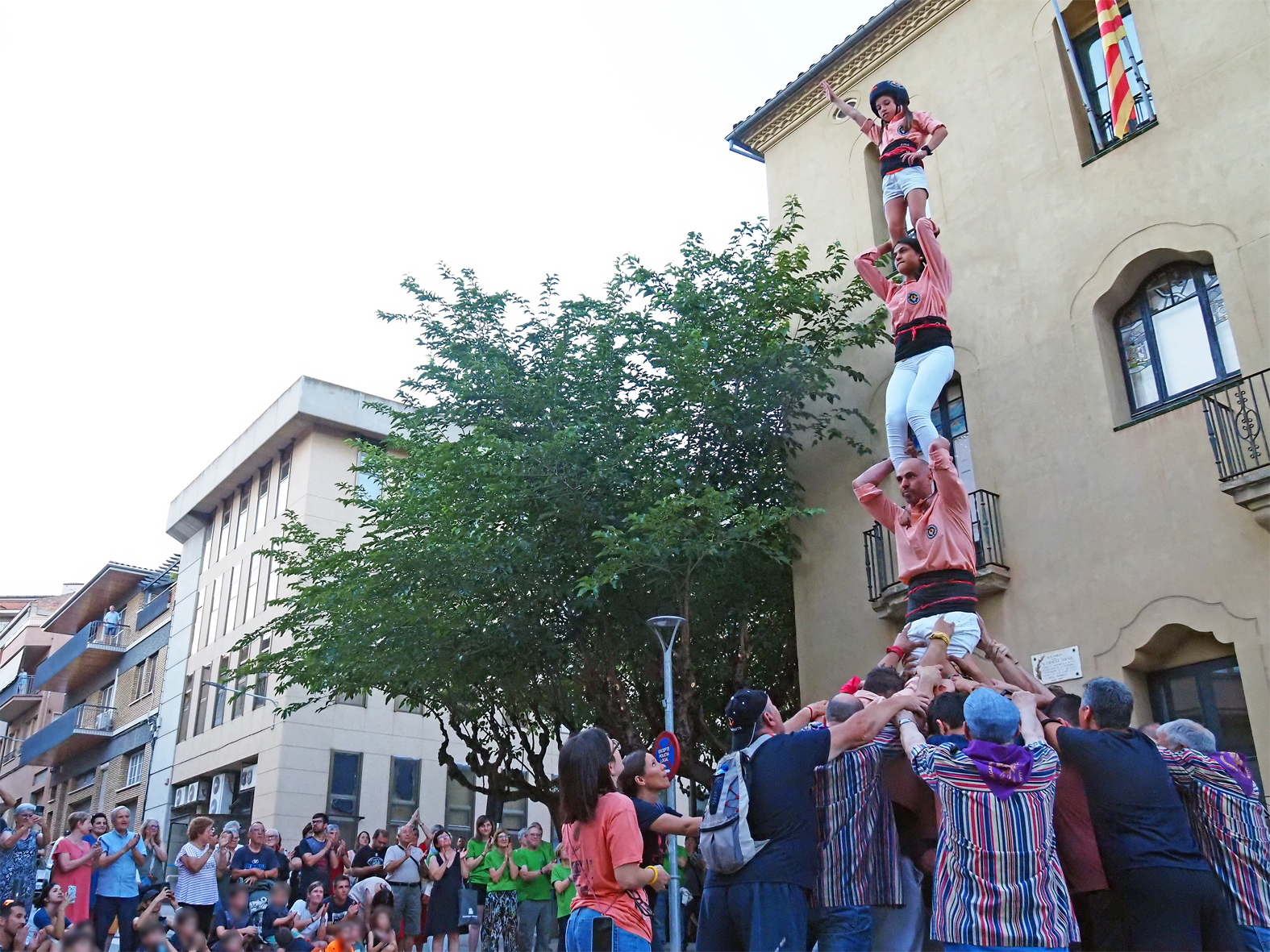 Pilar de la Colla Castellera Salats durant la celebraci&oacute; de la Nit de Sant Joan a S&uacute;ria.