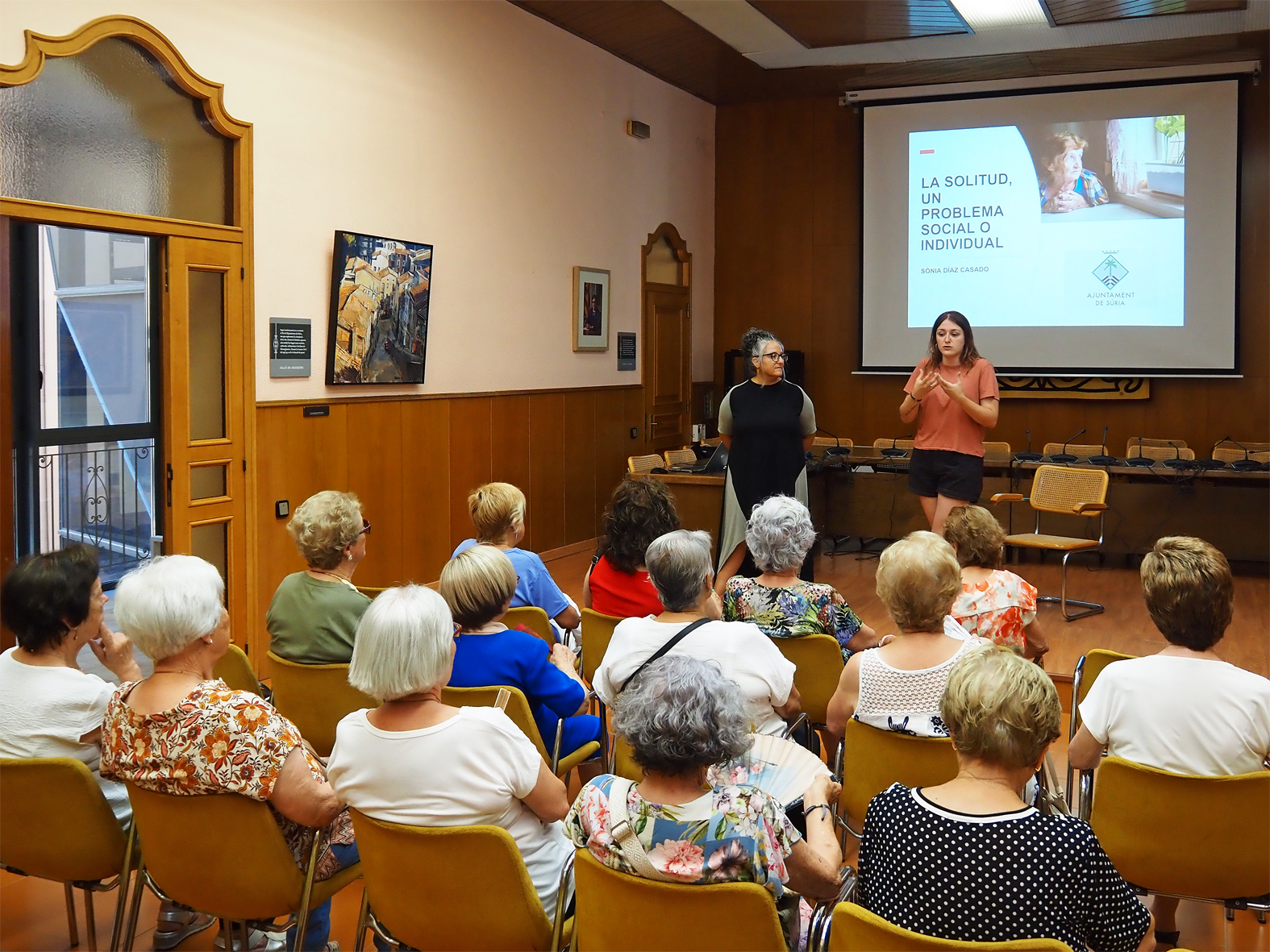 La regidora d'Igualtat, Montserrat Albacete, parla durant la xerrada del Dia Internacional de les V&iacute;dues a S&uacute;ria, al costat de la soci&ograve;loga S&ograve;nia D&iacute;az.