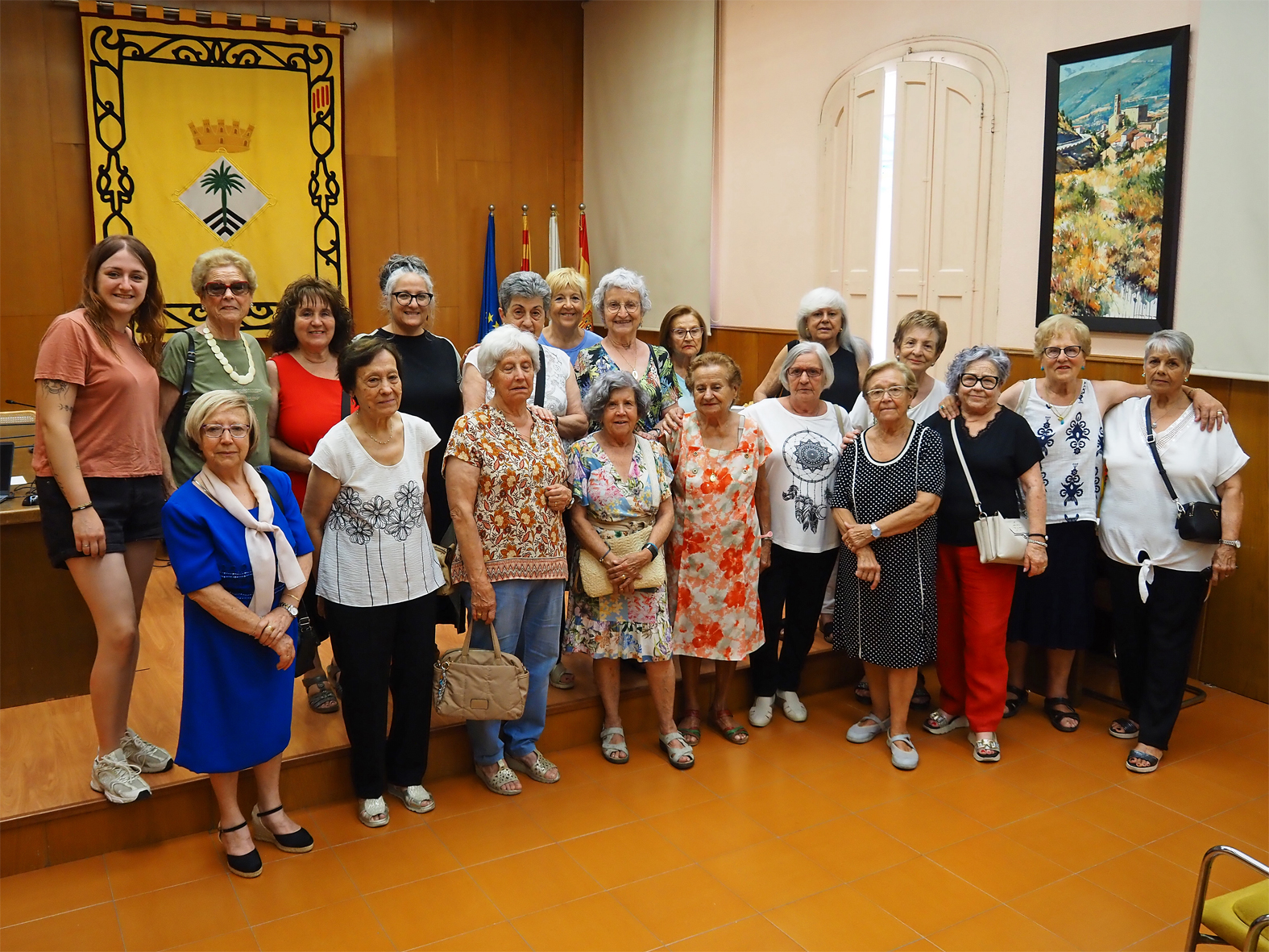 Foto de grup de les persones assistents a la xerrada del Dia Internacional de les V&iacute;dues, amb la regidora d'Igualtat, Montserrat Albacete, i la soci&ograve;loga S&ograve;nia D&iacute;az.