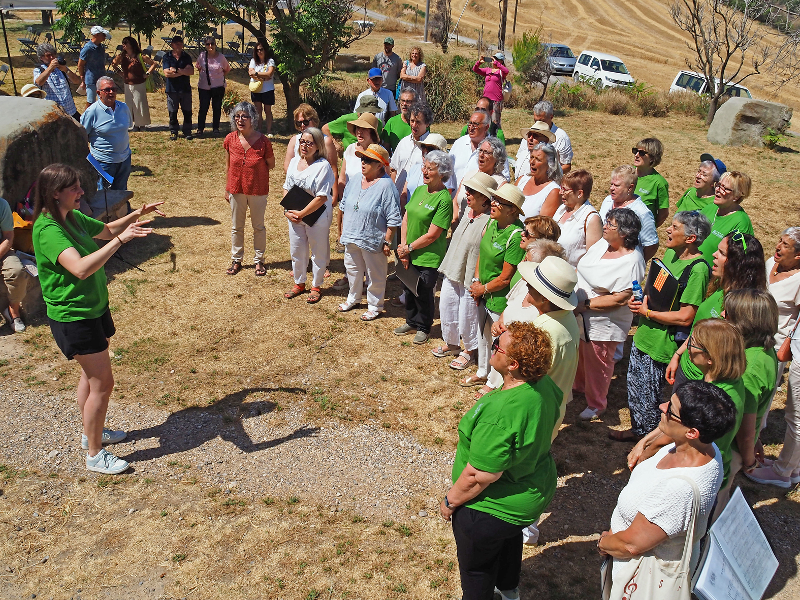 Actuaci&oacute; conjunta de la Societat Coral La Llanterna i la Coral S&ograve;rissons de l'Escola Municipal de M&uacute;sica durant l'acte central de l'Any Mag&iacute; F&agrave;brega a Cererols.