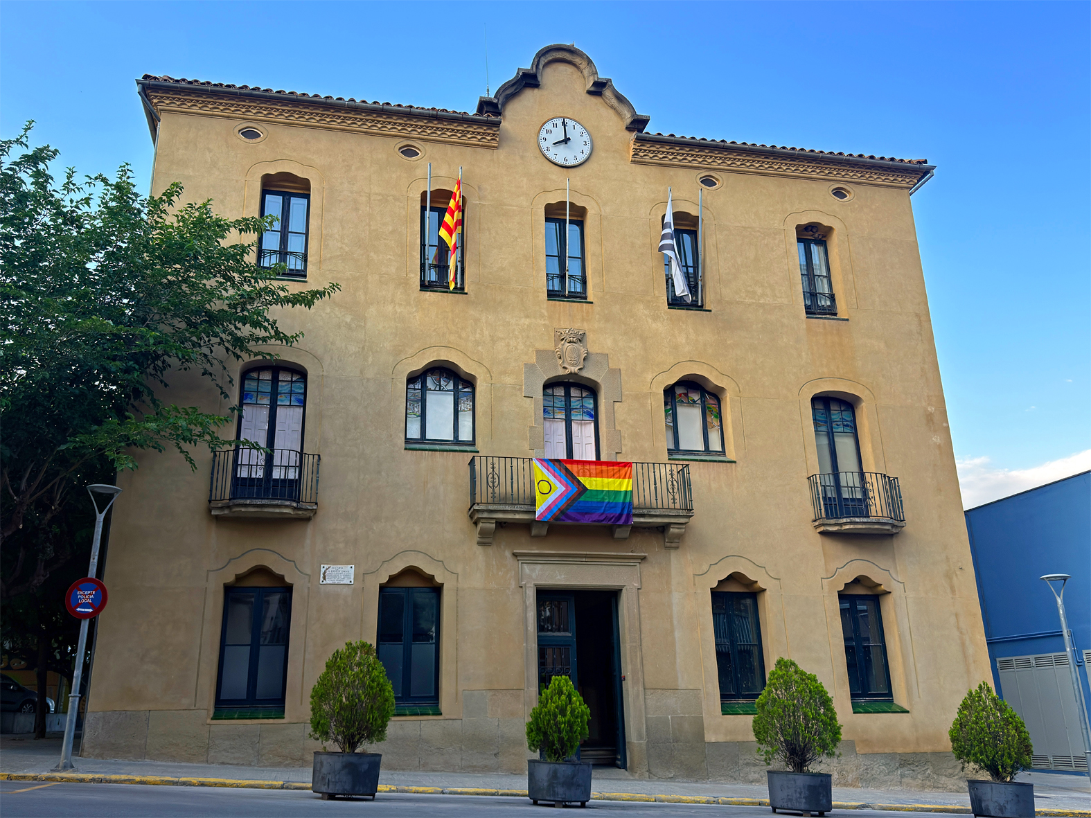 La fa&ccedil;ana de la Casa de la Vila, amb la nova bandera del moviment LGTBIQA+, en motiu del Dia Internacional de l'Orgull.