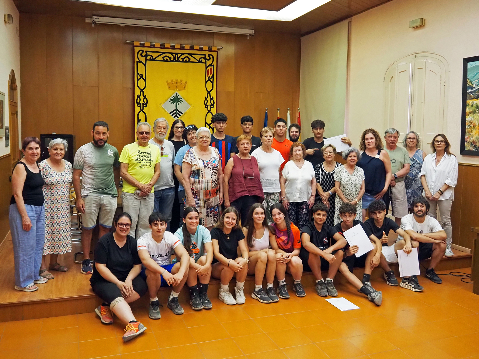 Foto de grup de les persones participants en l'edici&oacute; d'enguany de la Campanya d'Excavacions Arqueol&ograve;giques, amb representants de l'Ajuntament i de la direcci&oacute; de l'Institut Mig-M&oacute;n.