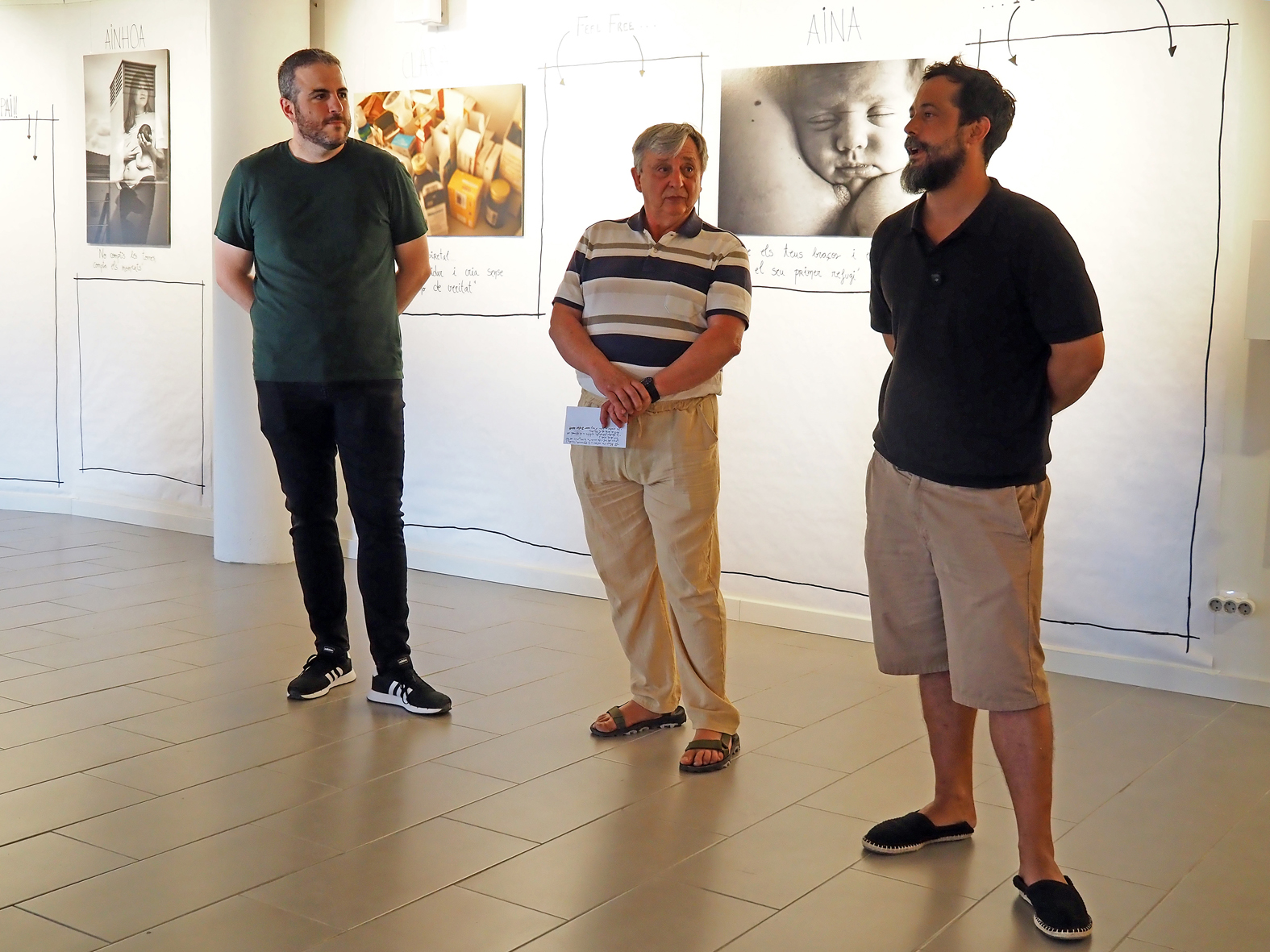 El fot&ograve;graf Mario Mateo parla durant l'acte inaugural de la seva exposici&oacute; 'Pit & Tip' sobre la maternitat en el postpart, al costat de l'alcalde Albert Cober&oacute; i el regidor de Cultura, Albert F&agrave;brega.