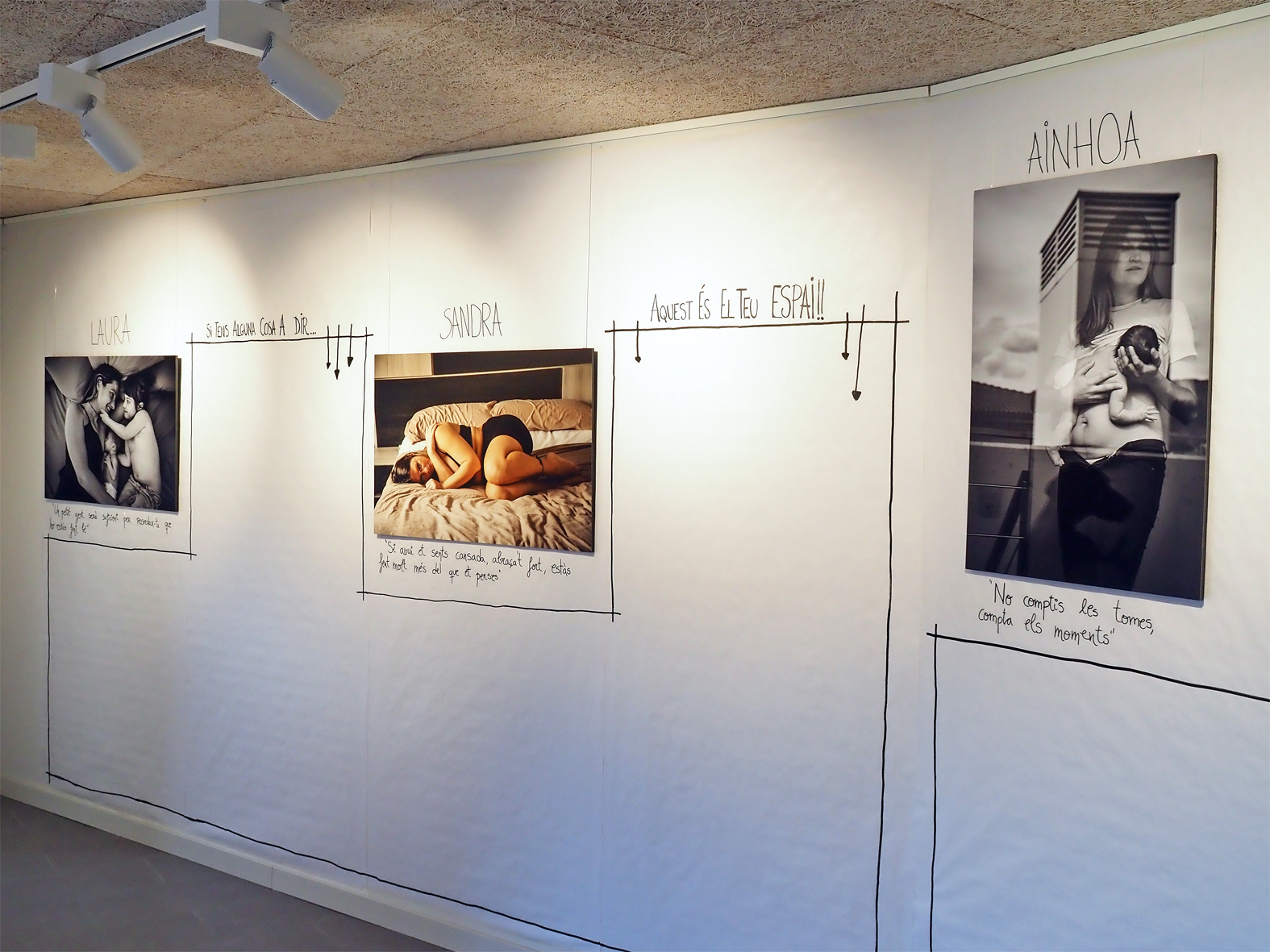 Plafons de l'exposici&oacute; 'Pit & Tip' del fot&ograve;graf Mario Mateo sobre la maternitat en el postpart, al Casinet del Poble Vell.