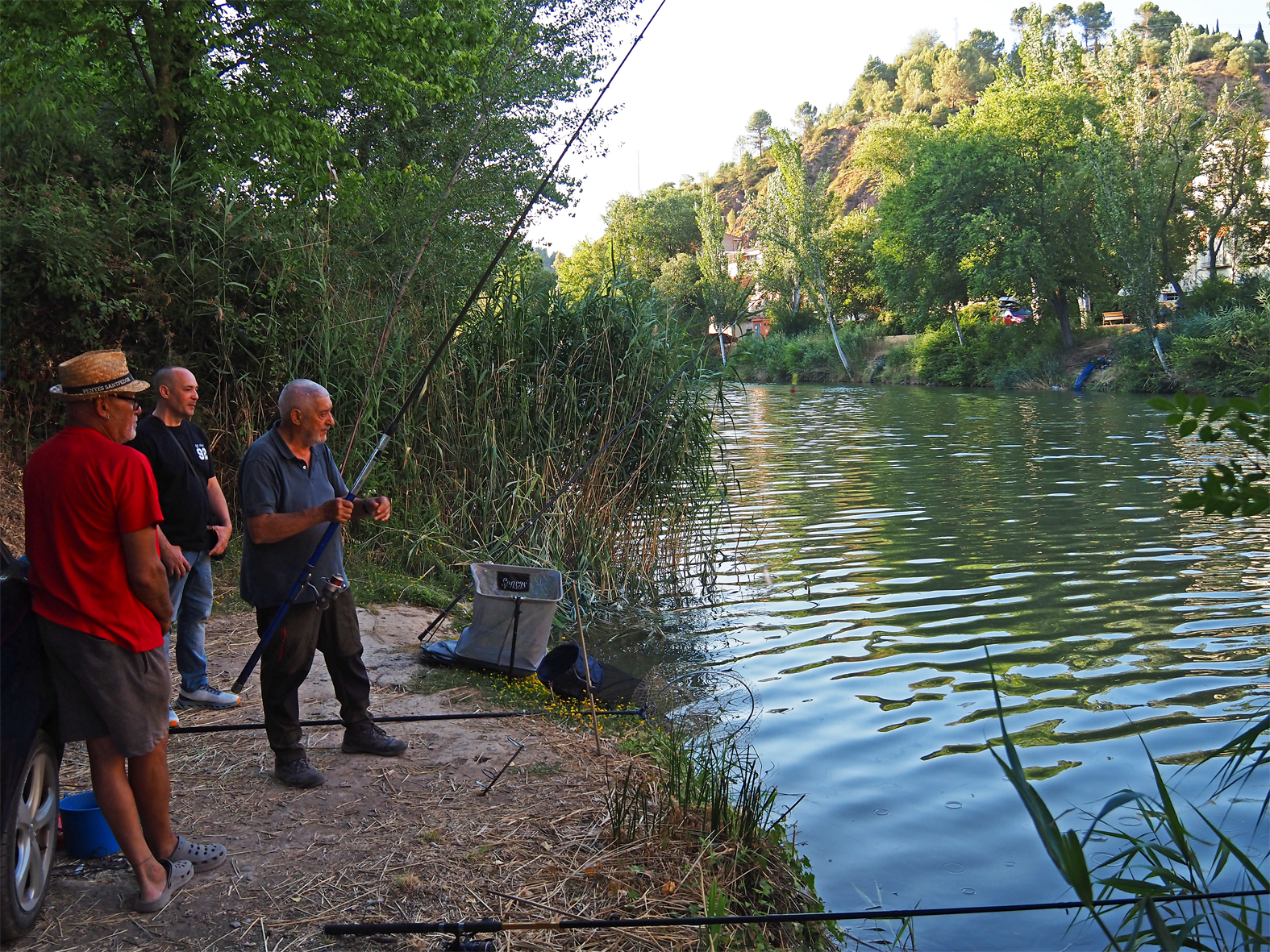 Participants en el Concurs de Pesca de l'Agrupaci&oacute; de Pescadors Esportius, dins del pr&ograve;leg de la Festa Major de S&uacute;ria.