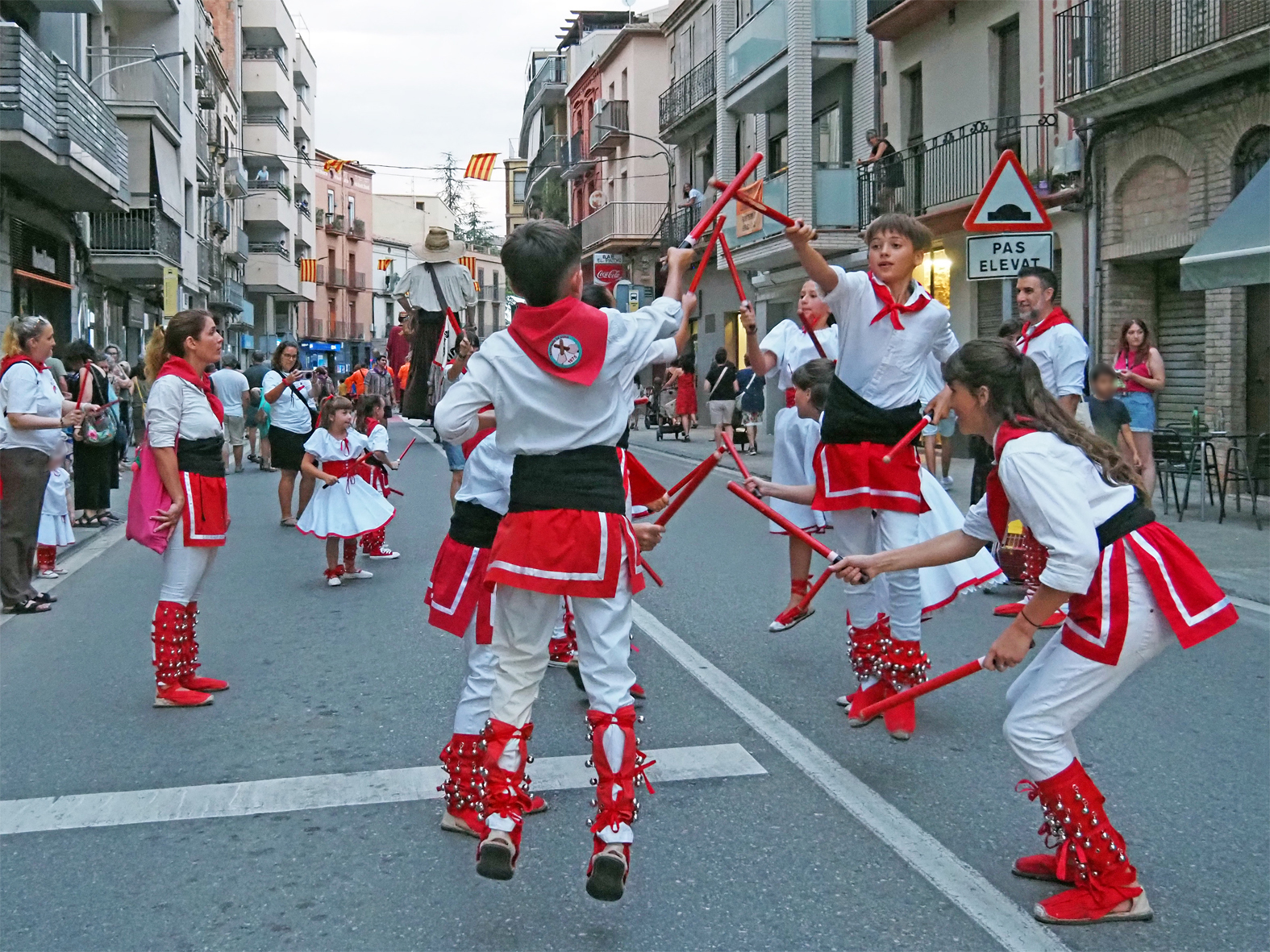 Actuaci&oacute; de l'Agrupaci&oacute; Sardanista durant la cercavila d'inici de la Festa Major de S&uacute;ria.