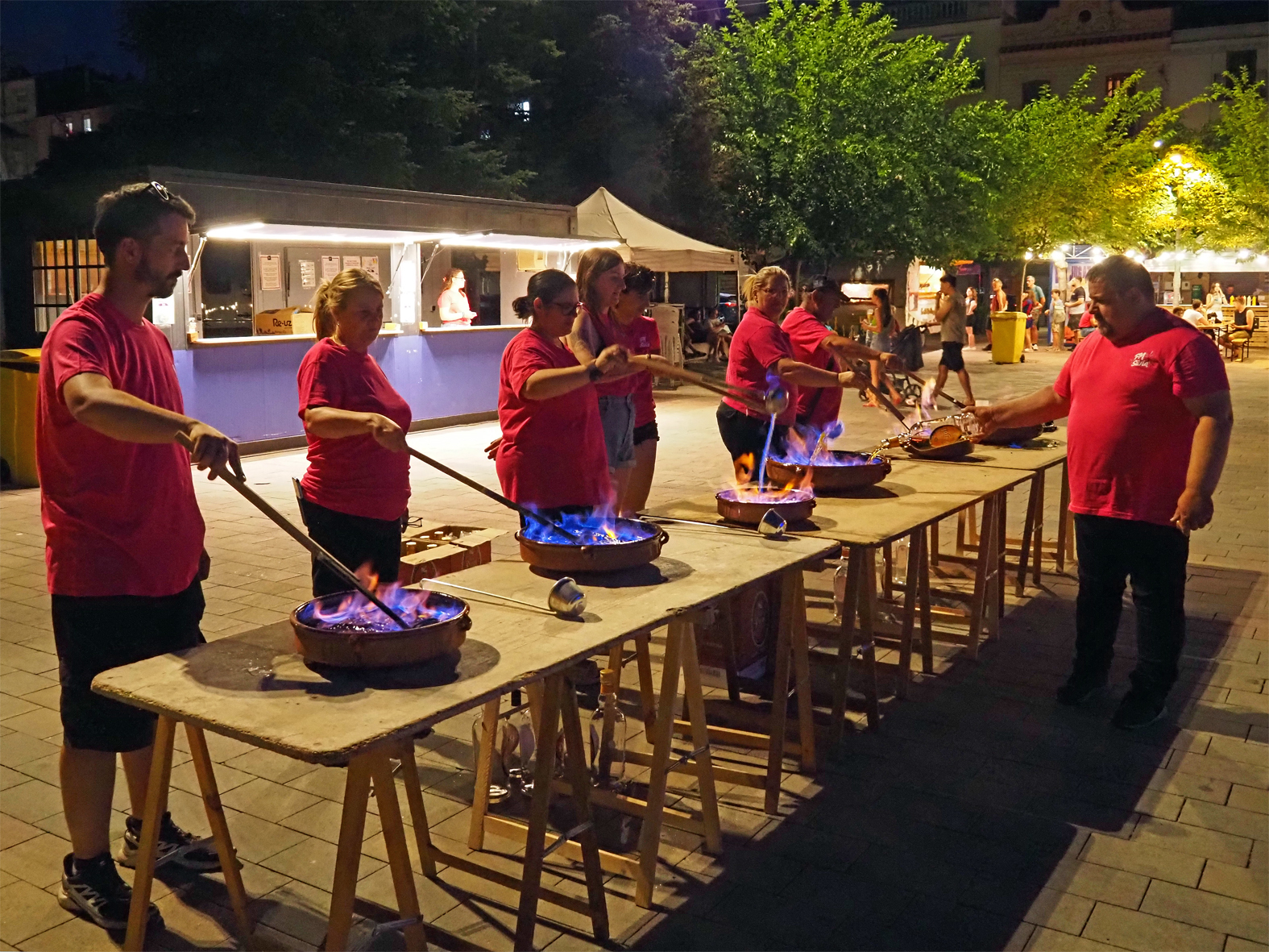 Preparaci&oacute; del rom cremat durant la cantada d'havaneres de la Festa Major de S&uacute;ria.