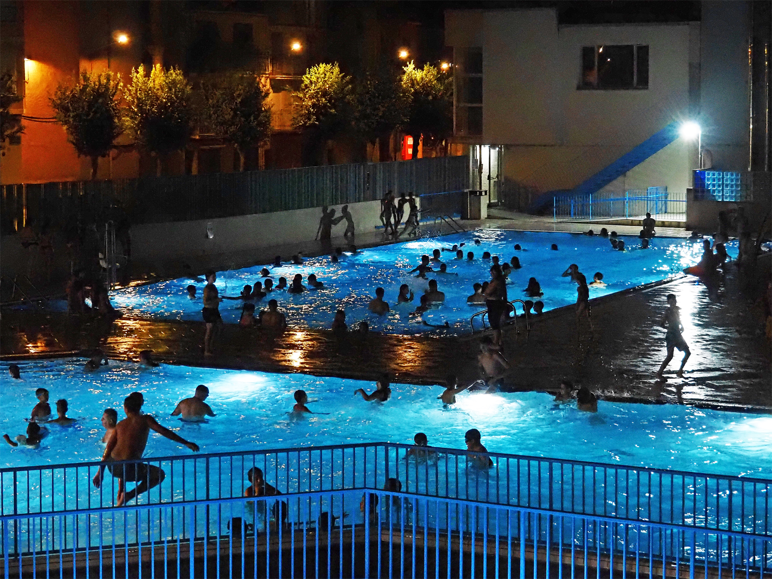 Piscina nocturna de la Festa Major de S&uacute;ria.