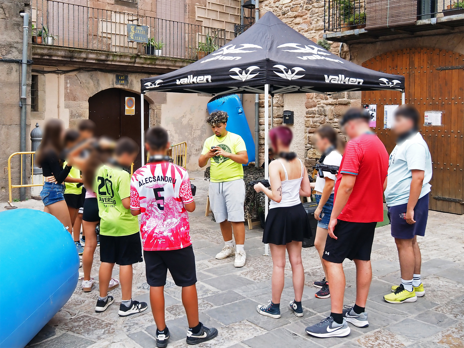 Participants en la sessi&oacute; de L&agrave;ser Combat al Poble Vell, dins de la Festa Major de S&uacute;ria.