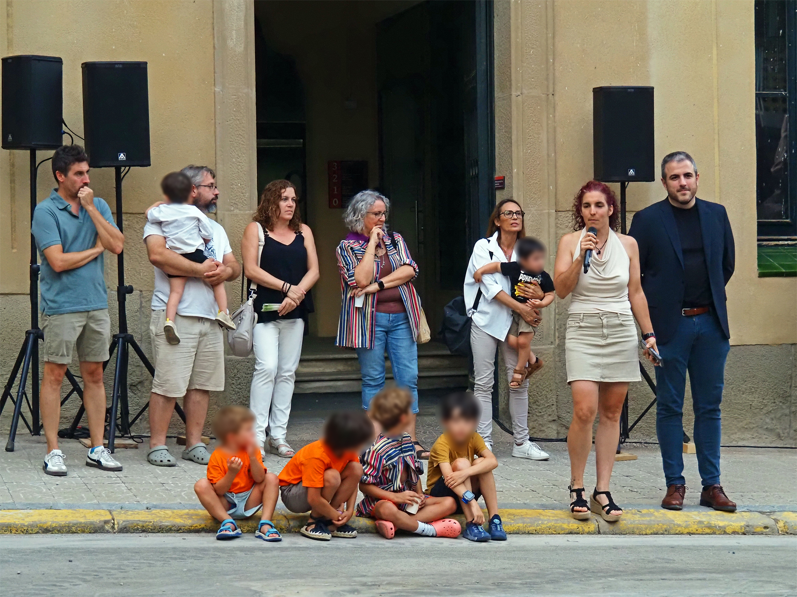 La regidora de Festes, Alba Mart&iacute;nez, parla durant l'acte d'inici de la Festa Major de S&uacute;ria, al costat de l'alcalde Albert Cober&oacute; i altres membres de la Corporaci&oacute; Municipal.