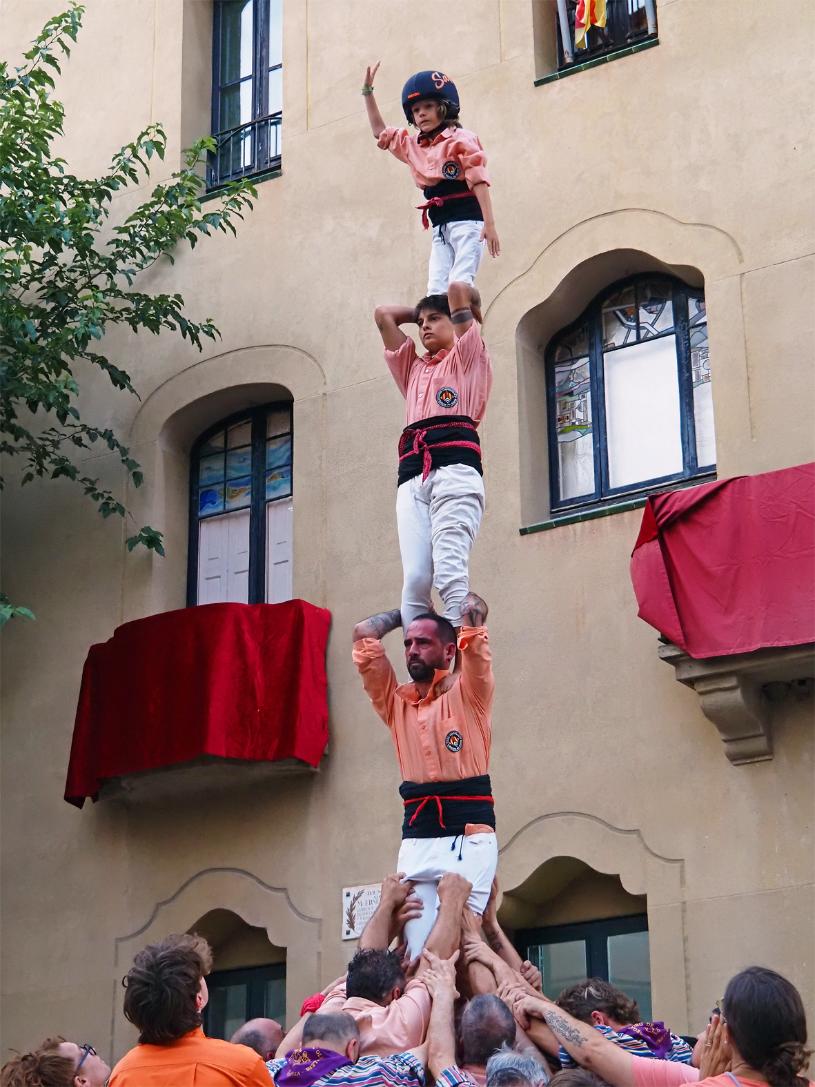 Actuaci&oacute; de la Colla Castellera Salats durant l'acte d'inici de la Festa Major de S&uacute;ria, al davant de la Casa de la Vila.