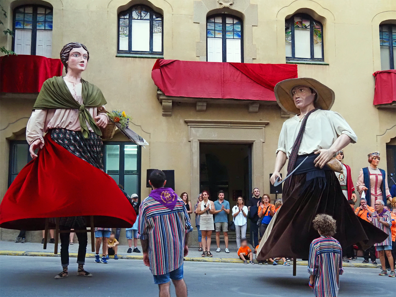 Actuaci&oacute; de Geganters del Gorg de l'Olla durant l'acte d'inici de la Festa Major de S&uacute;ria, al davant de la Casa de la Vila.
